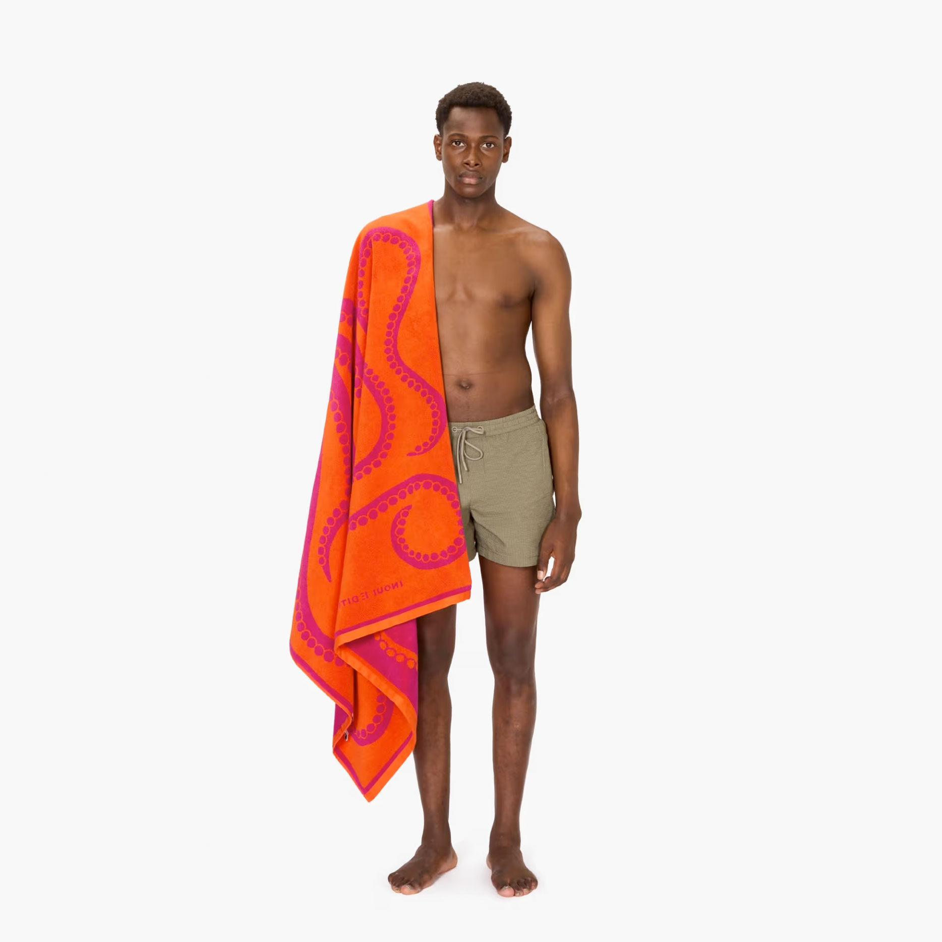 Inoui Editions Octopus Strandtuch in Pink und Orange von Inoui Editions. Model vorne