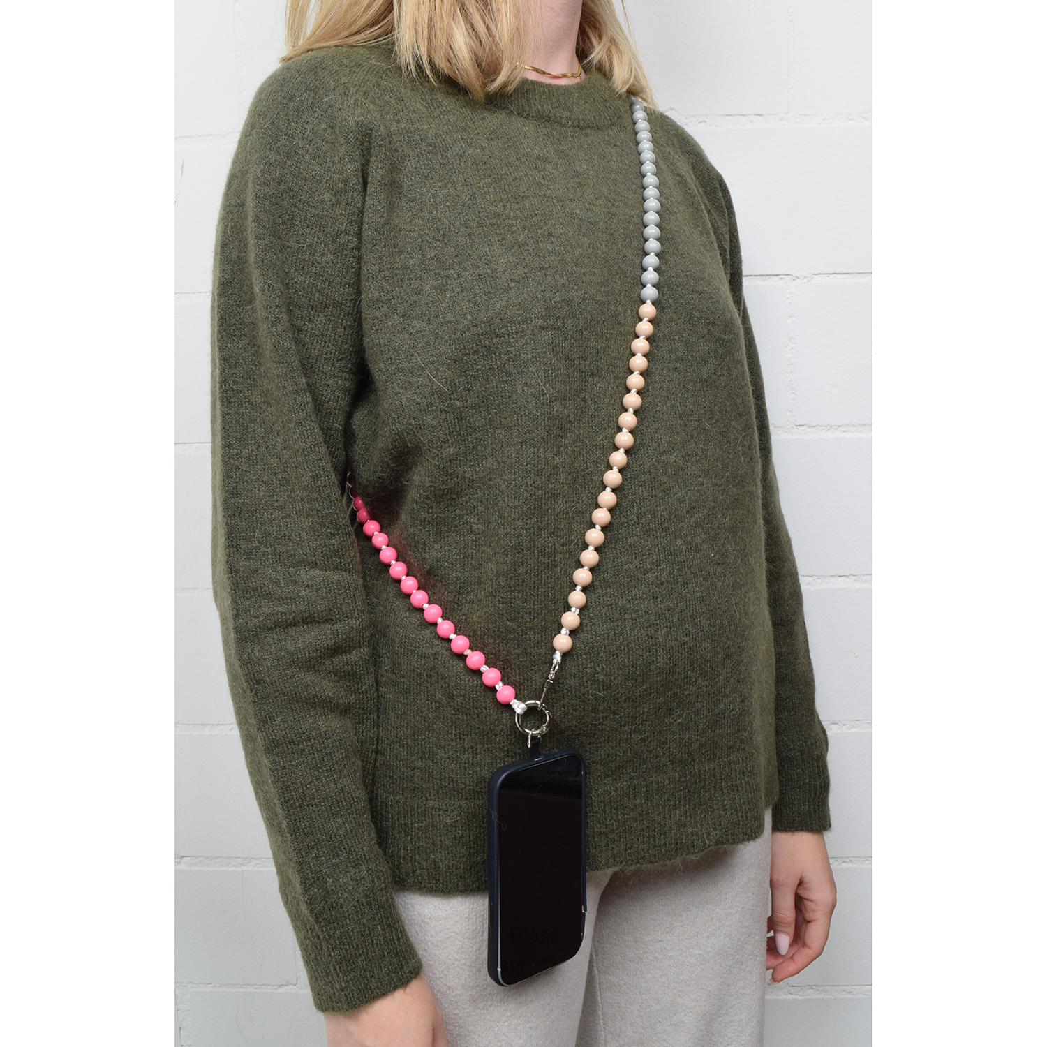 La Garçonne Accessoires Beads Handykette Sunset mit mehrfarbigen Holzperlen von La Garçonne Accessoires Model vorne