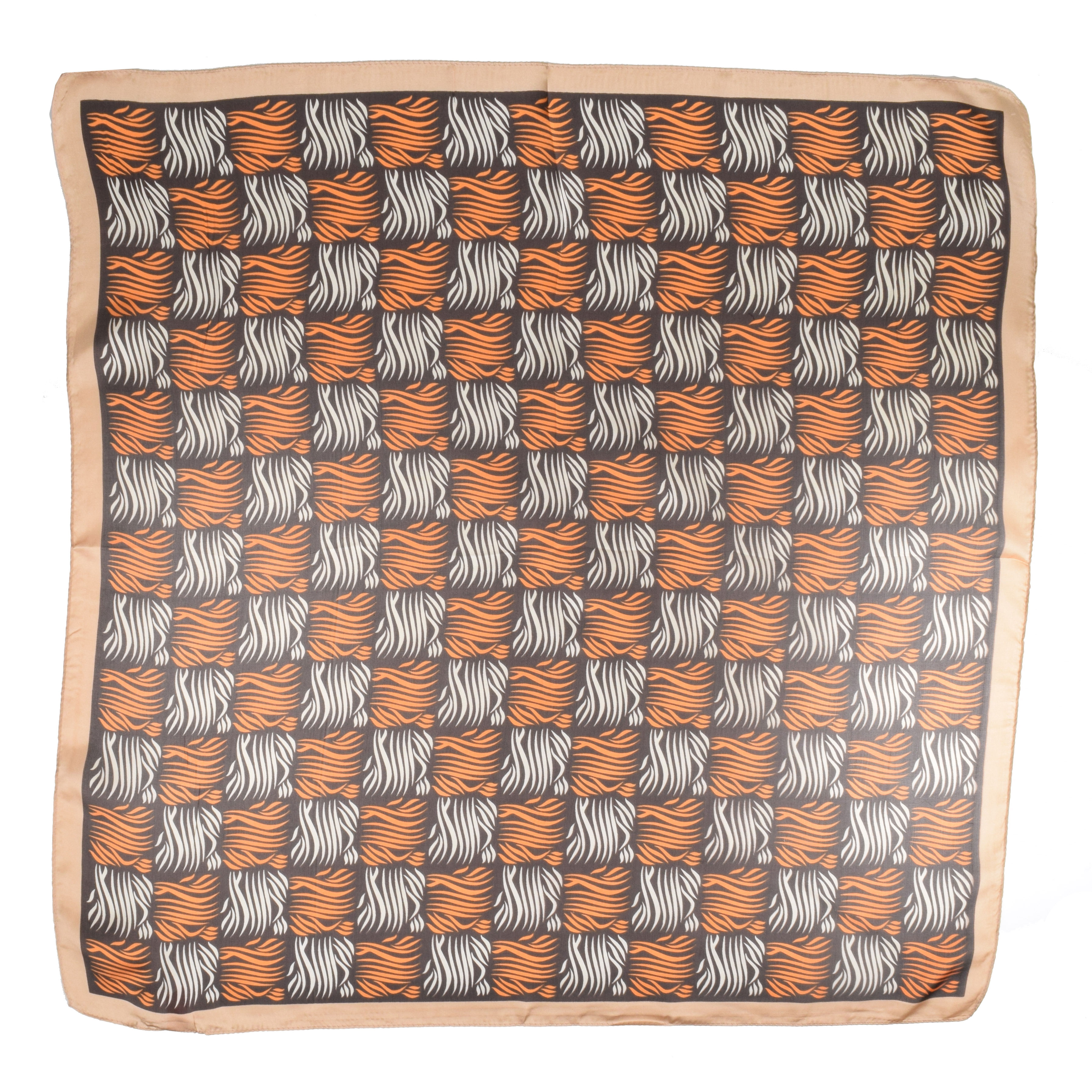 La Garçonne Accessoires Beausoleil Foulard mit mehrfarbigem Druck in Braun von La Garçonne Accessoires vorne offen