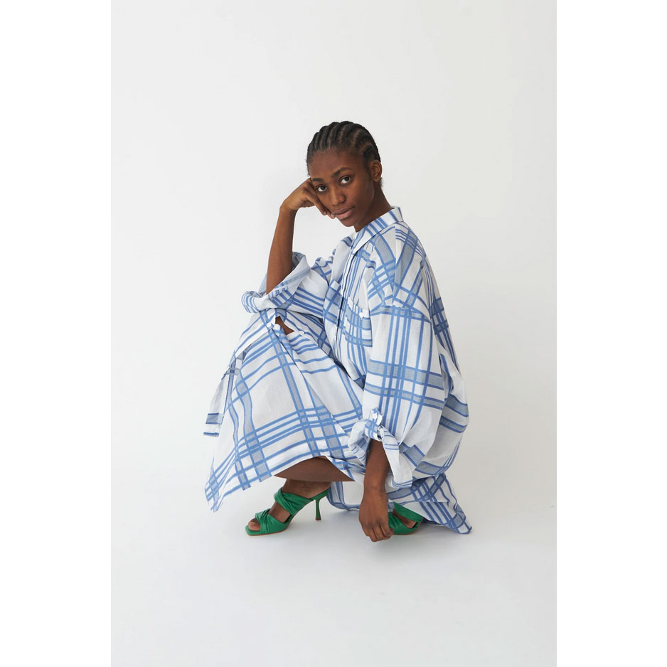 Stella Nova Betricia Stella Nova Kleid blau und weiss Model seite