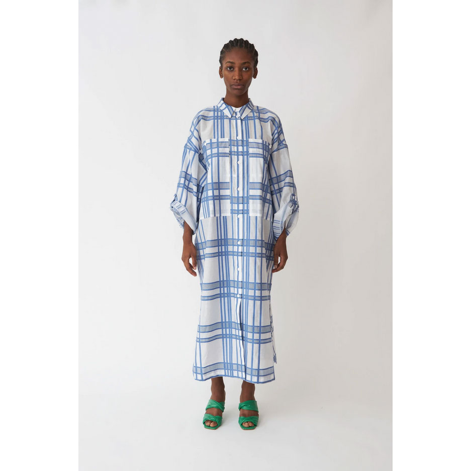 Stella Nova Betricia Stella Nova Kleid blau und weiss Model vorne