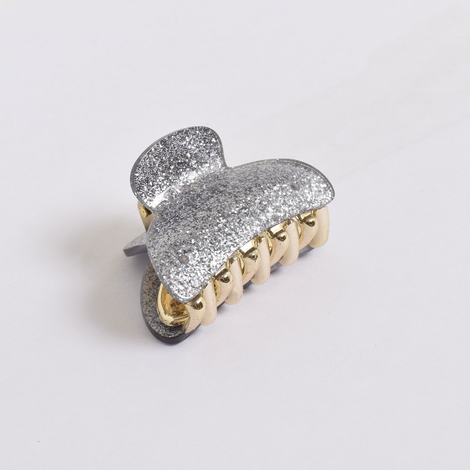 J'adore Bintou Haarklammer in Dunkelsilber und goldfarbenen Details von J'adore Seite