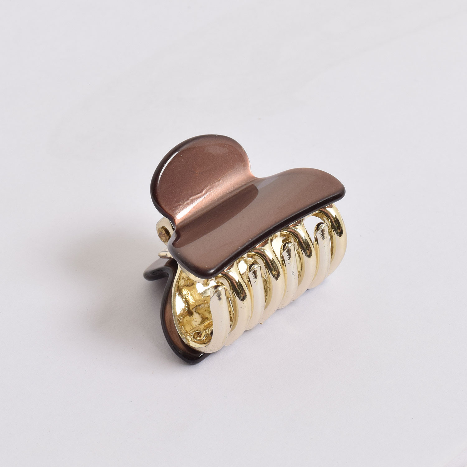 J&#39;adore Bintou Mini Haarklammer in Braun mit goldfarbenen Details von J&#39;adore Seite