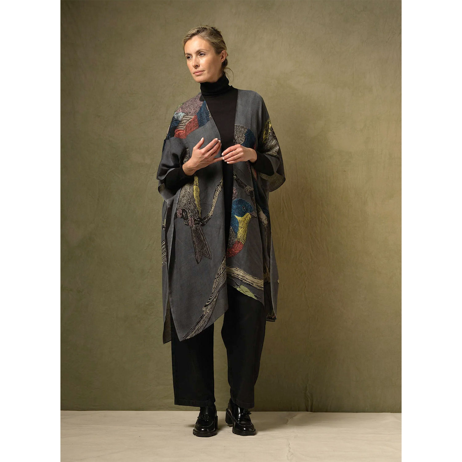 One Hundred Stars Bird Überwurf in Dunkelgrau mit schönem Print von One Hundred Stars Model vorne