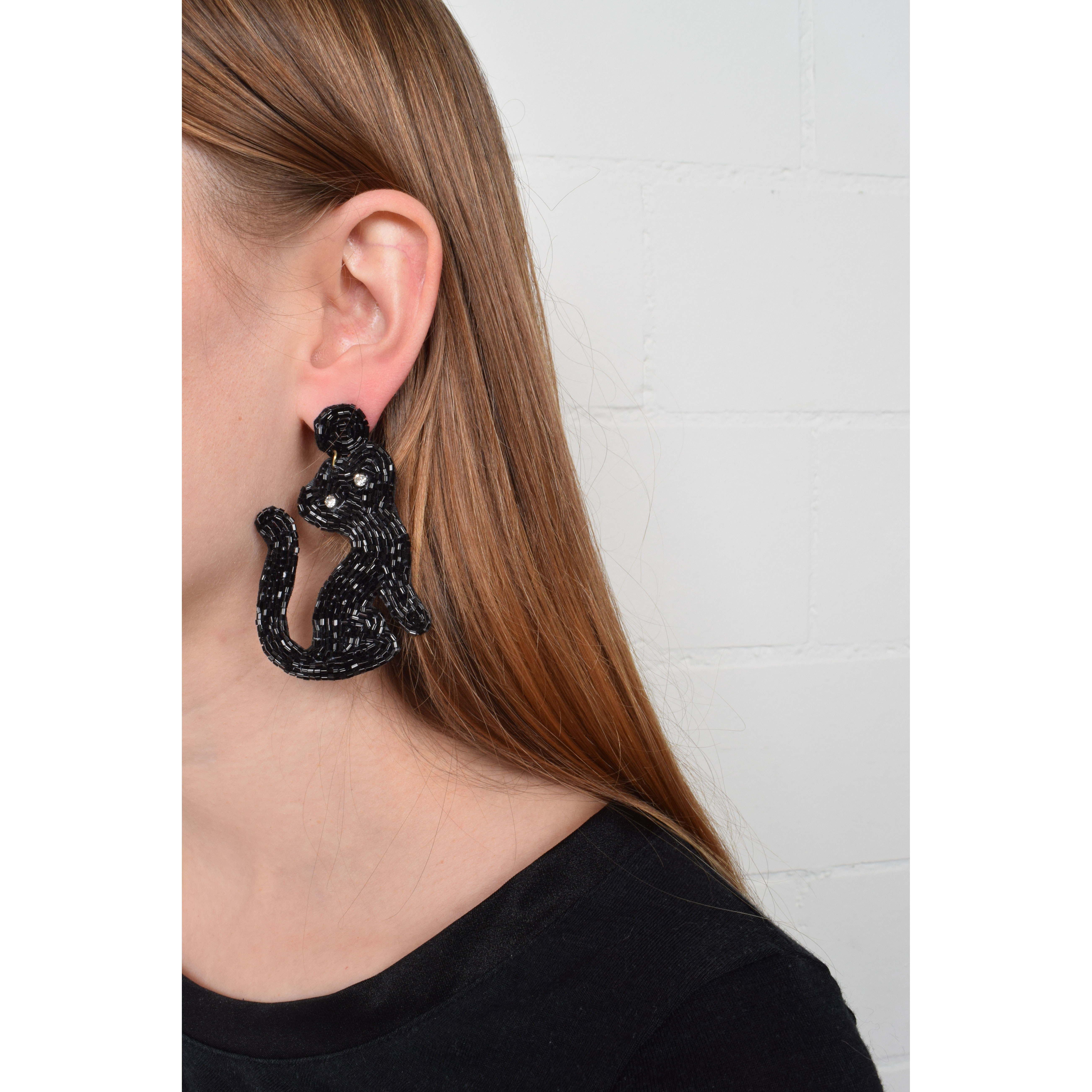 La Garçonne Bijoux Black Cats Ohrstecker in Schwarz von La Garconne Bijoux Model vorne