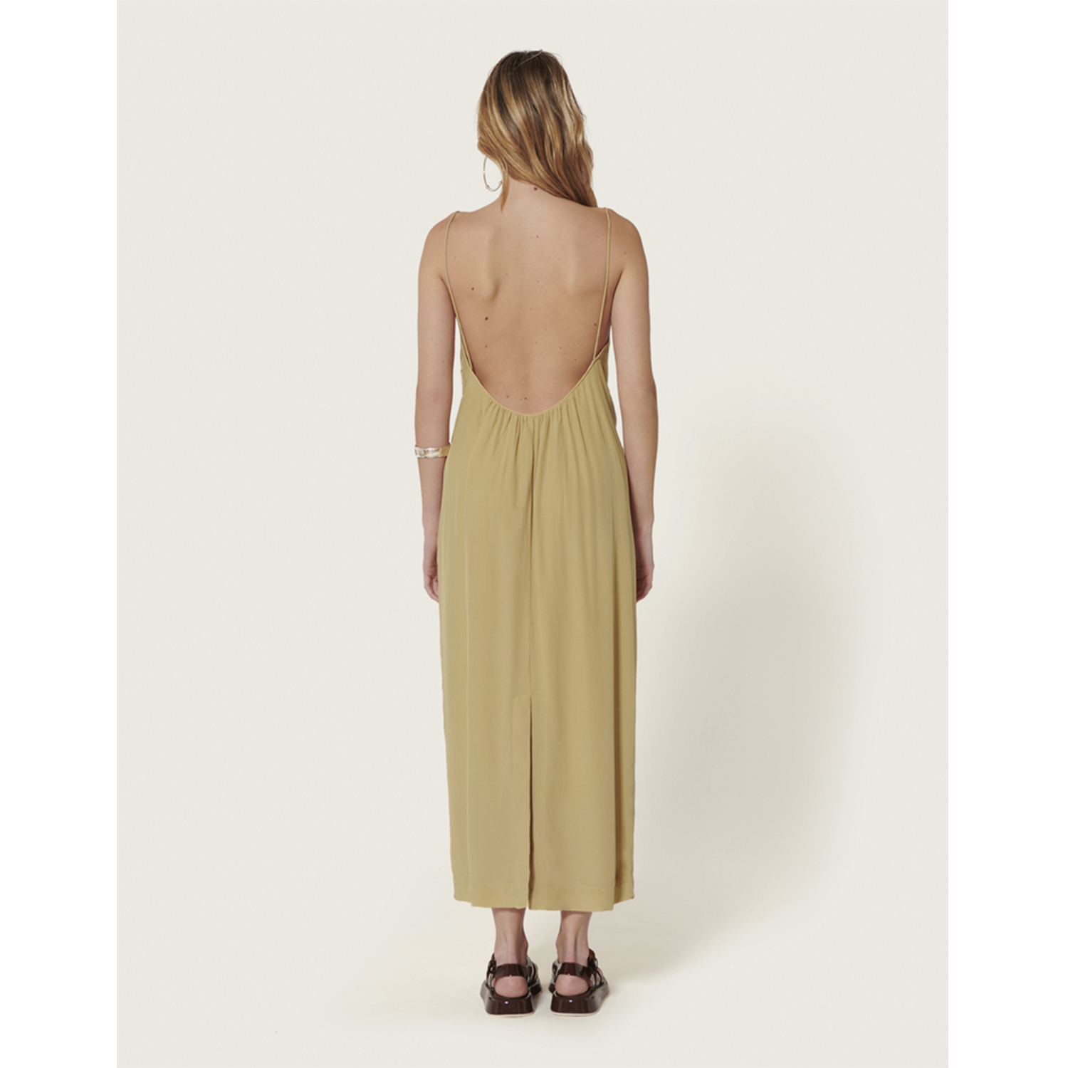 Karma Koma Blake Long Kleid in Grün von Karma Koma Model hinten