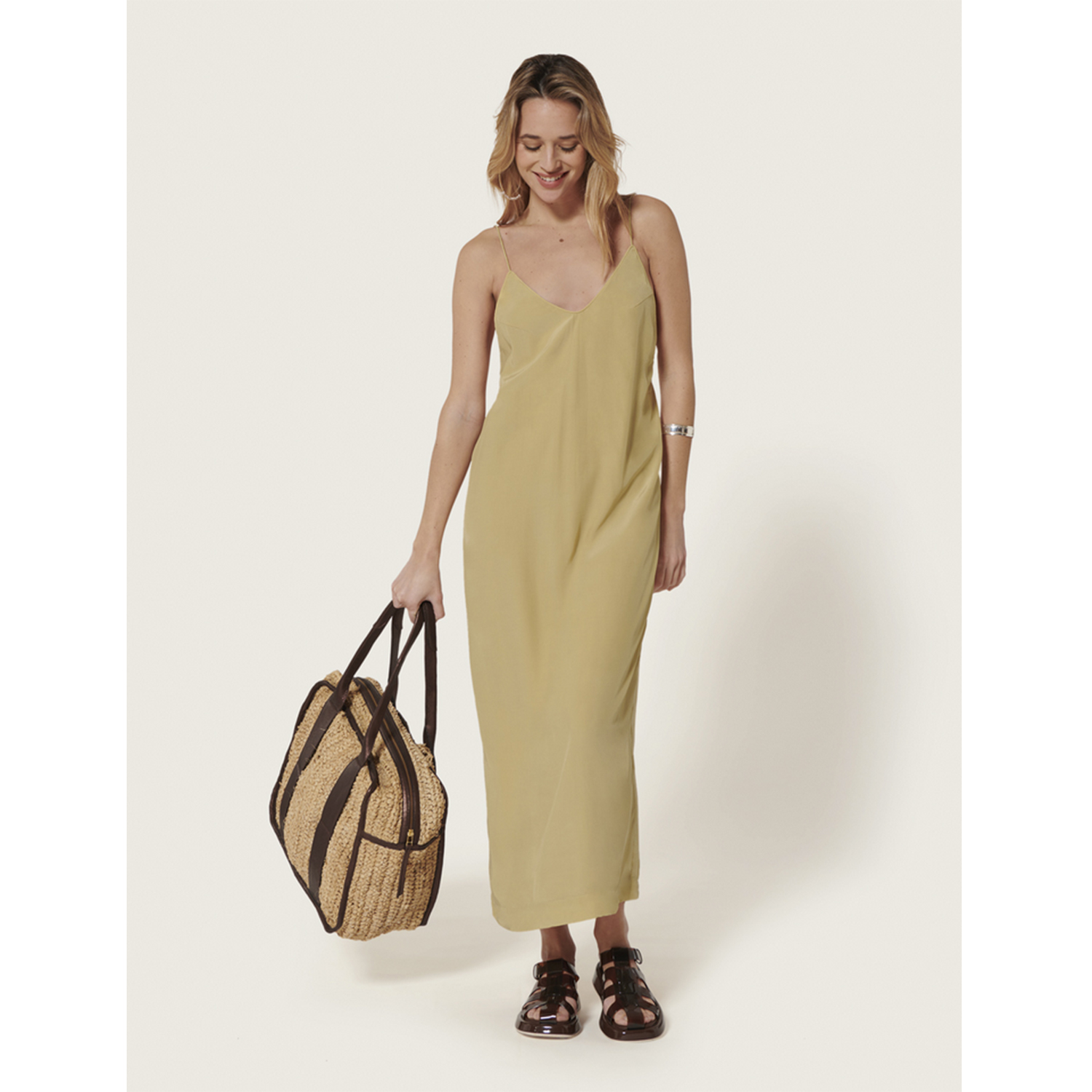 Karma Koma Blake Long Kleid in Grün von Karma Koma Model vorne