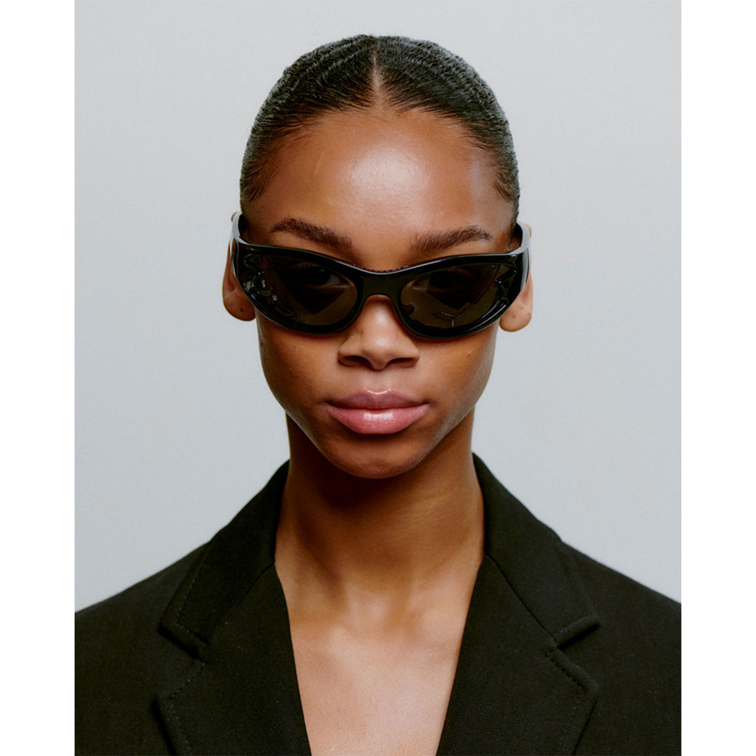 A.Kjaerbede Blast Sonnenbrille in Schwarz von A.Kjaerbede Model vorne