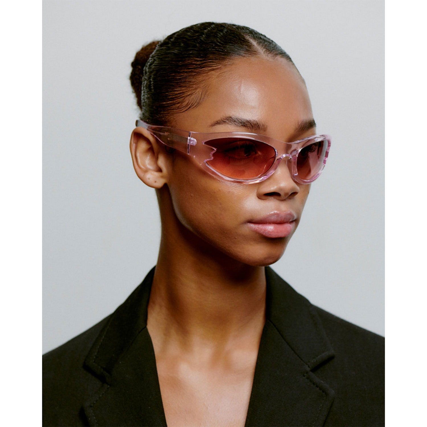 A.Kjaerbede Blast Sonnenbrille in Pink transparent von A.Kjaerbede Model seite