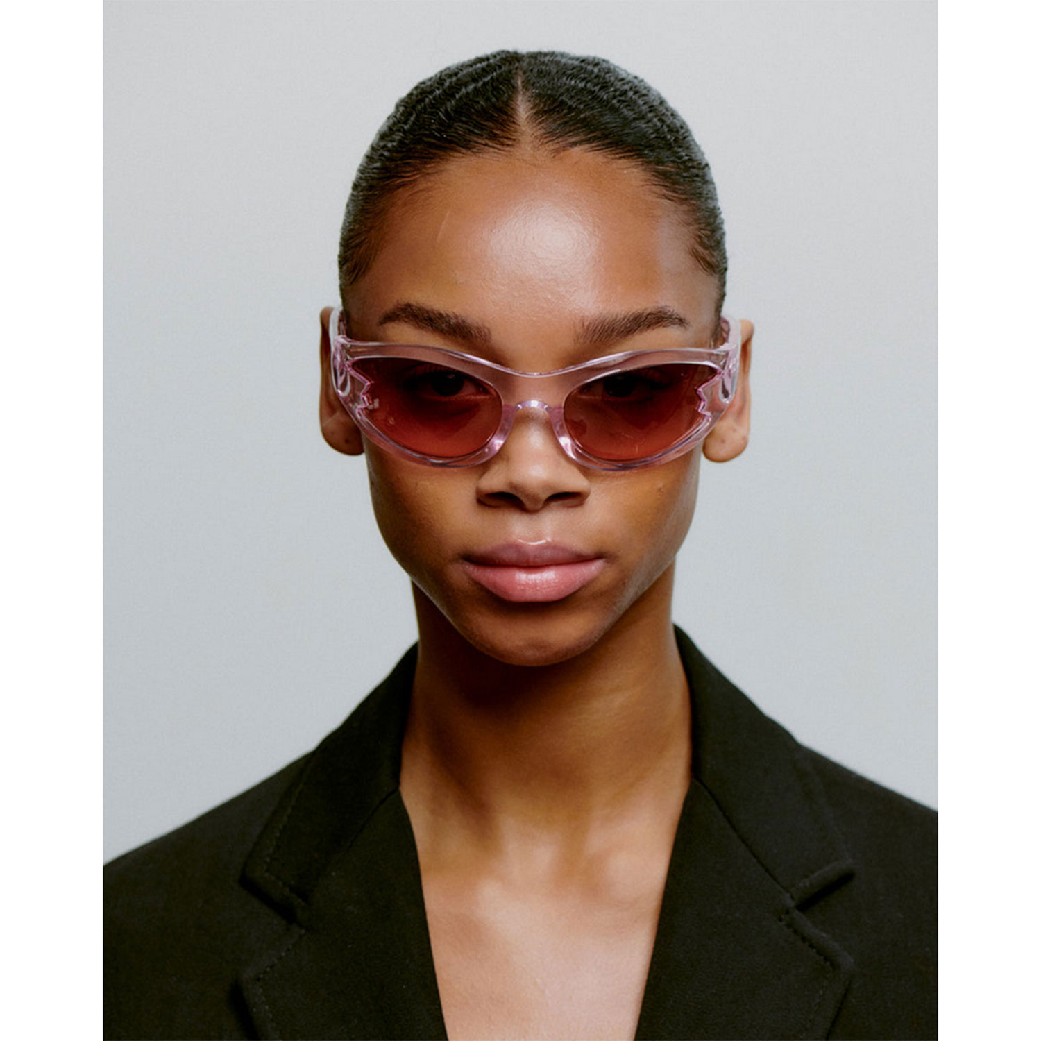 A.Kjaerbede Blast Sonnenbrille in Pink transparent von A.Kjaerbede Model vorne