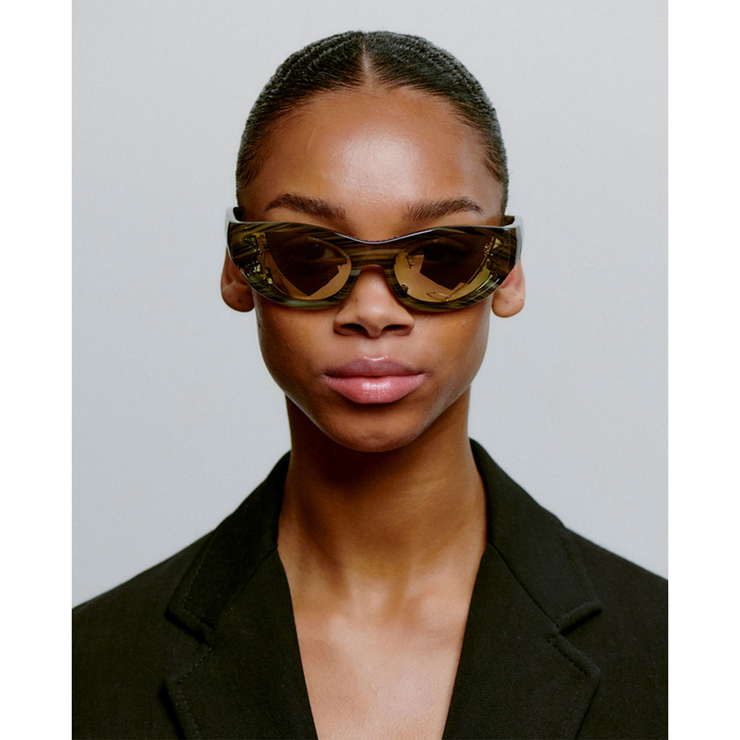 A.Kjaerbede Blast Sonnenbrille in Grau gestreift von A.Kjaerbede Model vorne