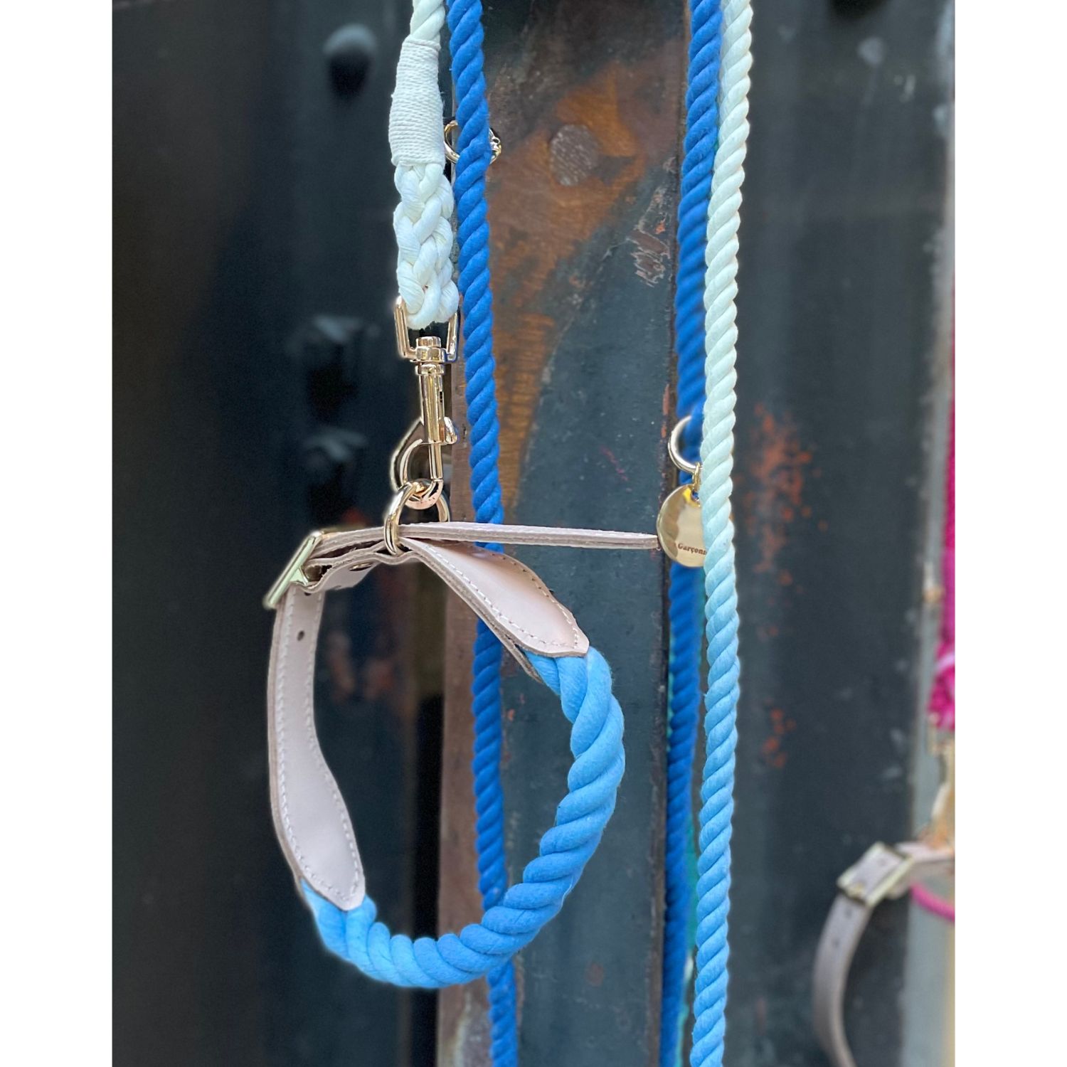 La Garçonne Accessoires La Garçonne Hundhalsband Goofy blau Tau-Baumwolle und hellbraunes Leder vorne