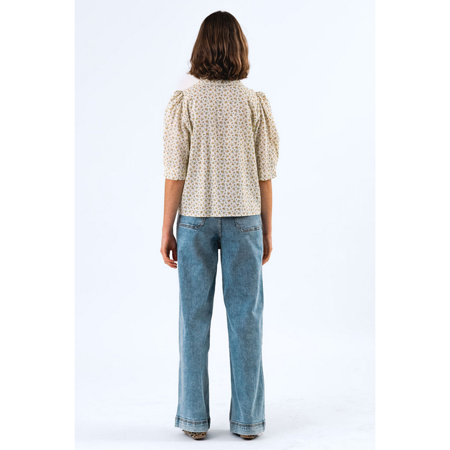 Lolly's Laundry Bono Bluse mit Chemisekragen und Knopfleiste mit 3/4 langen Puffärmel in Hellgelb mit Blumenprint von Lollys Laundry. M. Hinten