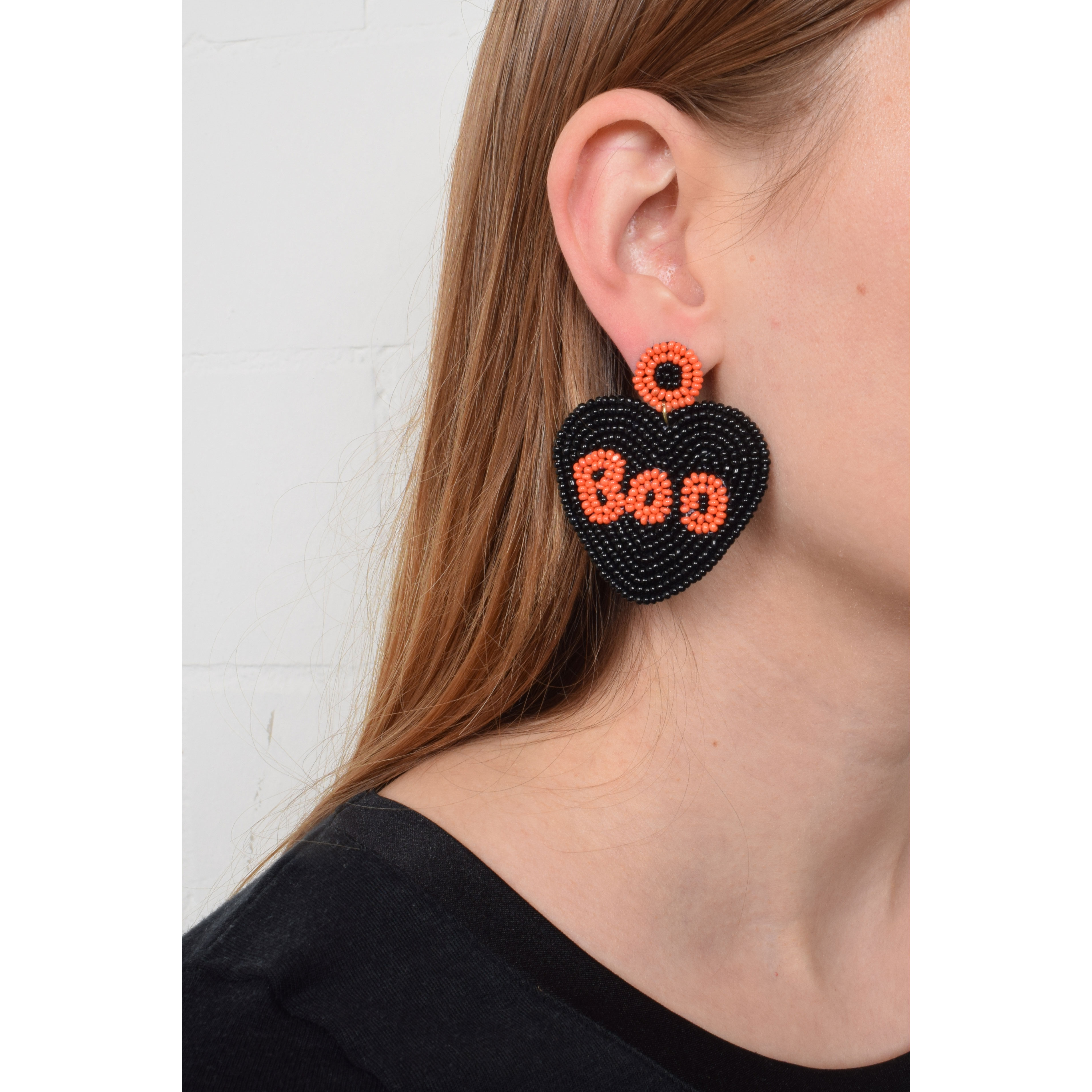 La Garçonne Bijoux Boo Ohrstecker in Schwarz und Orange von La Garconne Bijoux Model vorne
