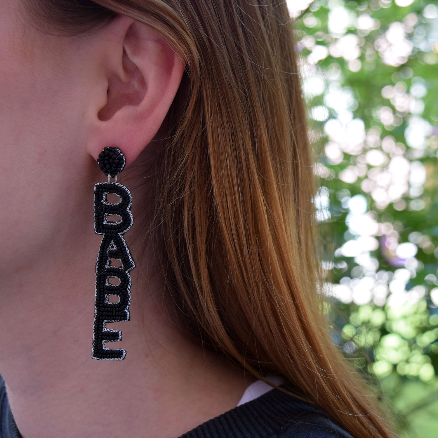 La Garçonne Bijoux Boss Babe La Garçonne Ohrstecker Schwarz Model vorne