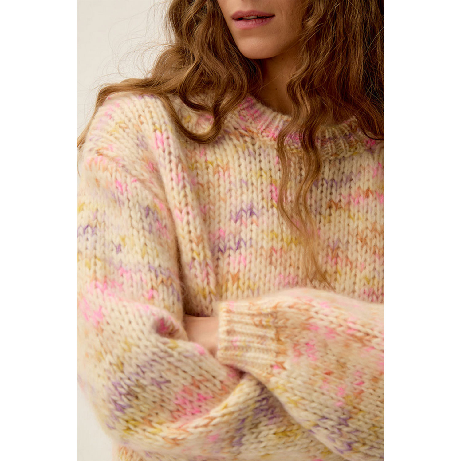 Des Petits Hauts Bowie Strickpullover in Ecru mit buntem Muster von Des Petits Hauts Model Detail