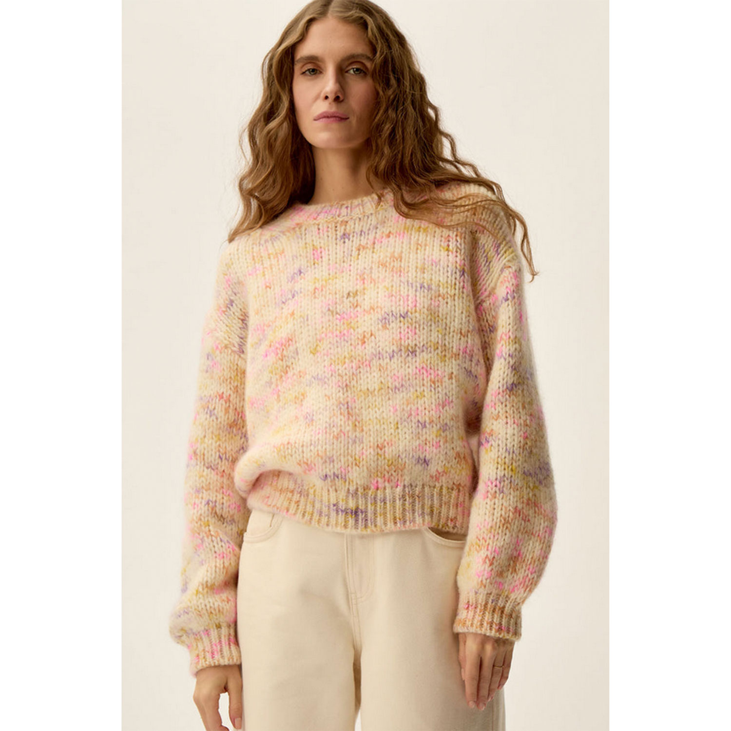 Des Petits Hauts Bowie Strickpullover in Ecru mit buntem Muster von Des Petits Hauts Model vorne