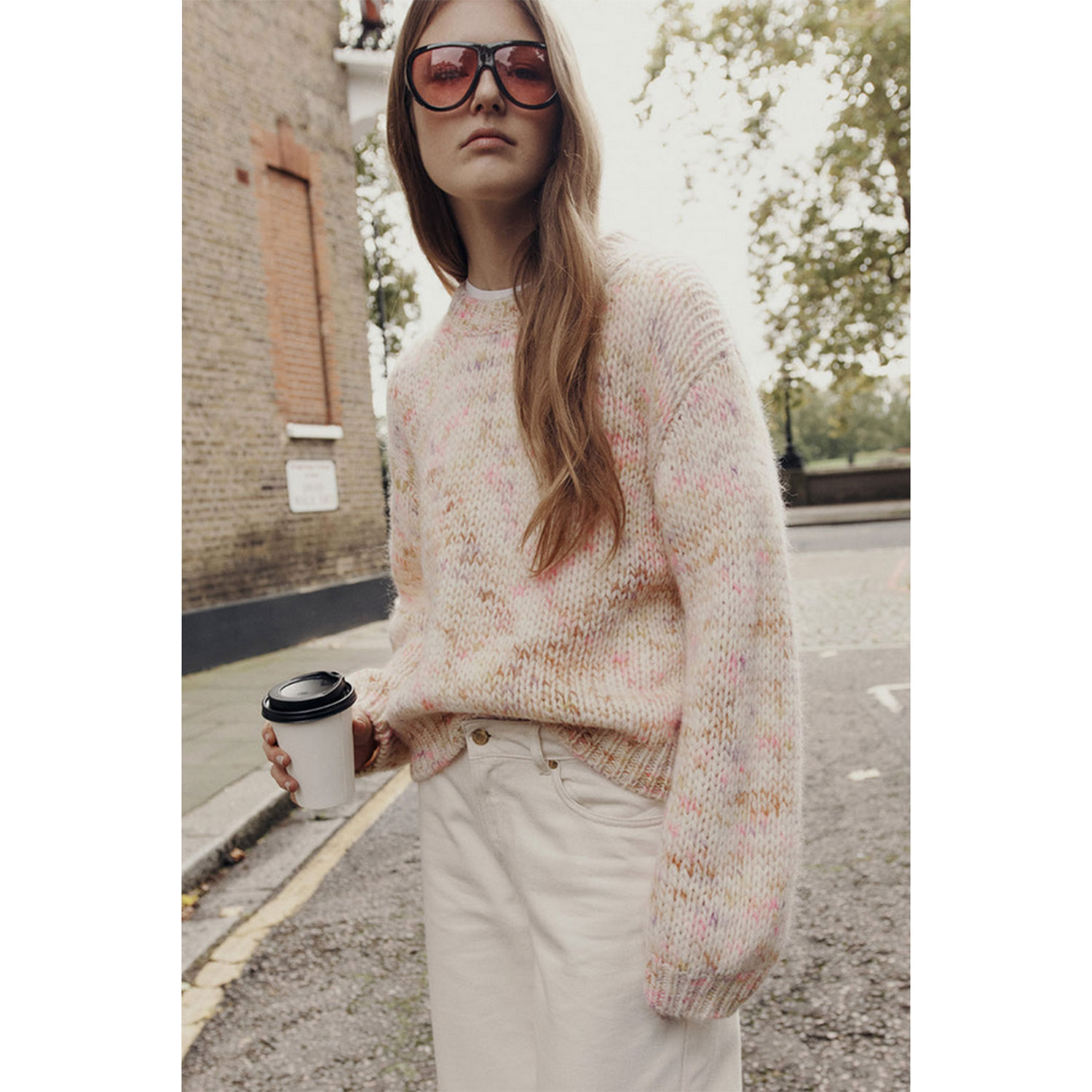 Des Petits Hauts Bowie Strickpullover in Ecru mit buntem Muster von Des Petits Hauts Model