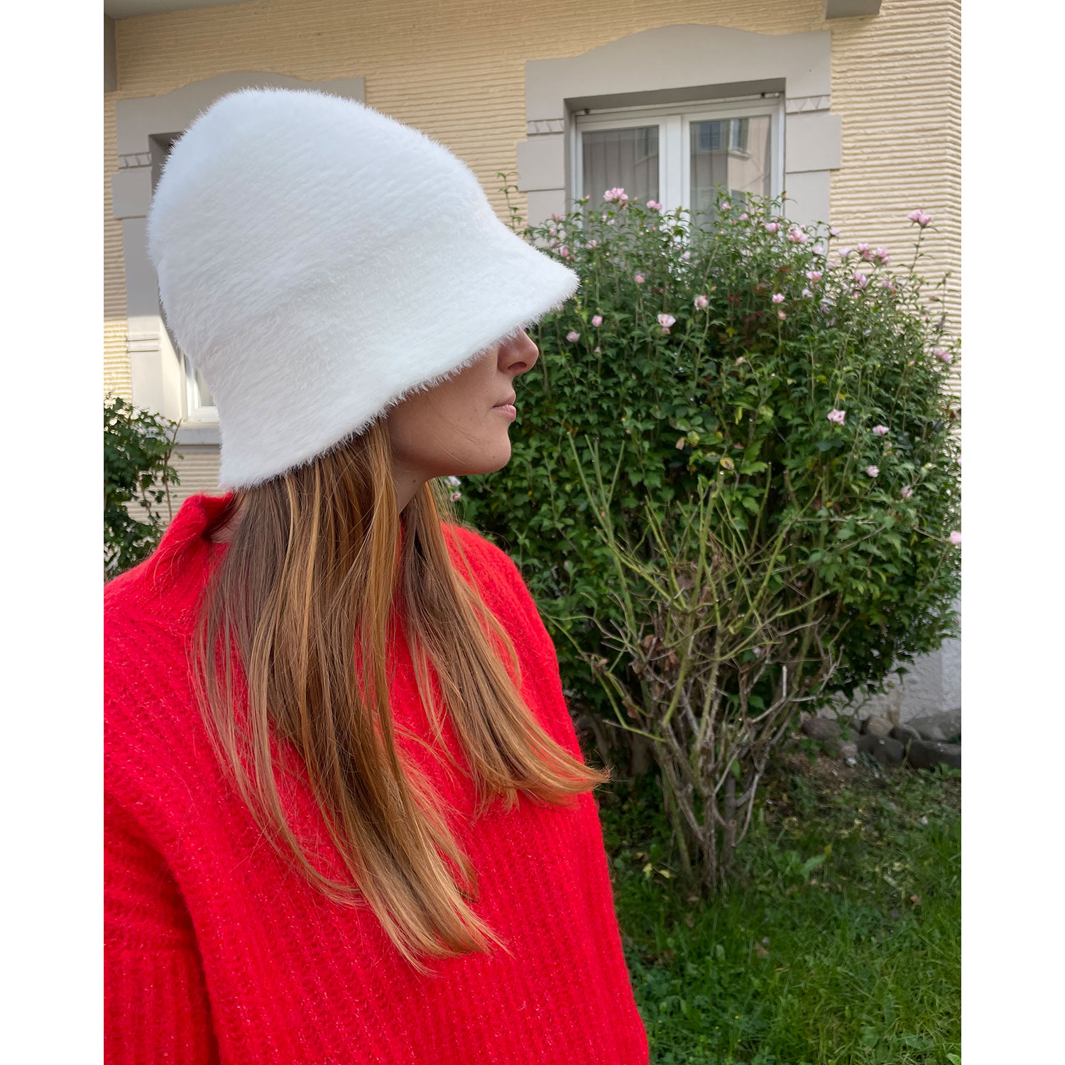 Voila Bowing Bucket Hat Mütze in Ecru von Voila Model seite