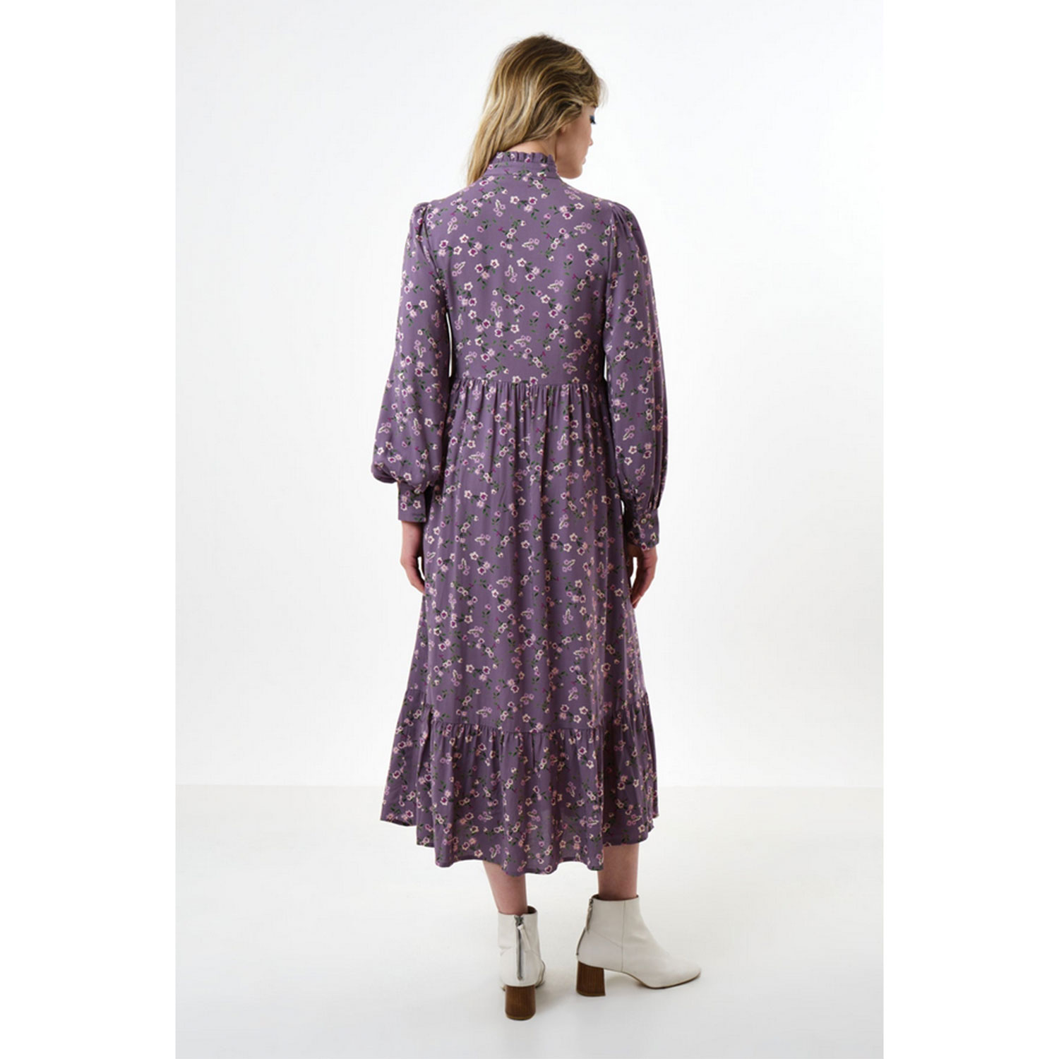 Louche Bricia Naive Posy Midikleid in Violet mit Blumeprint und Knopfleiste vorne von Louche Model hinten