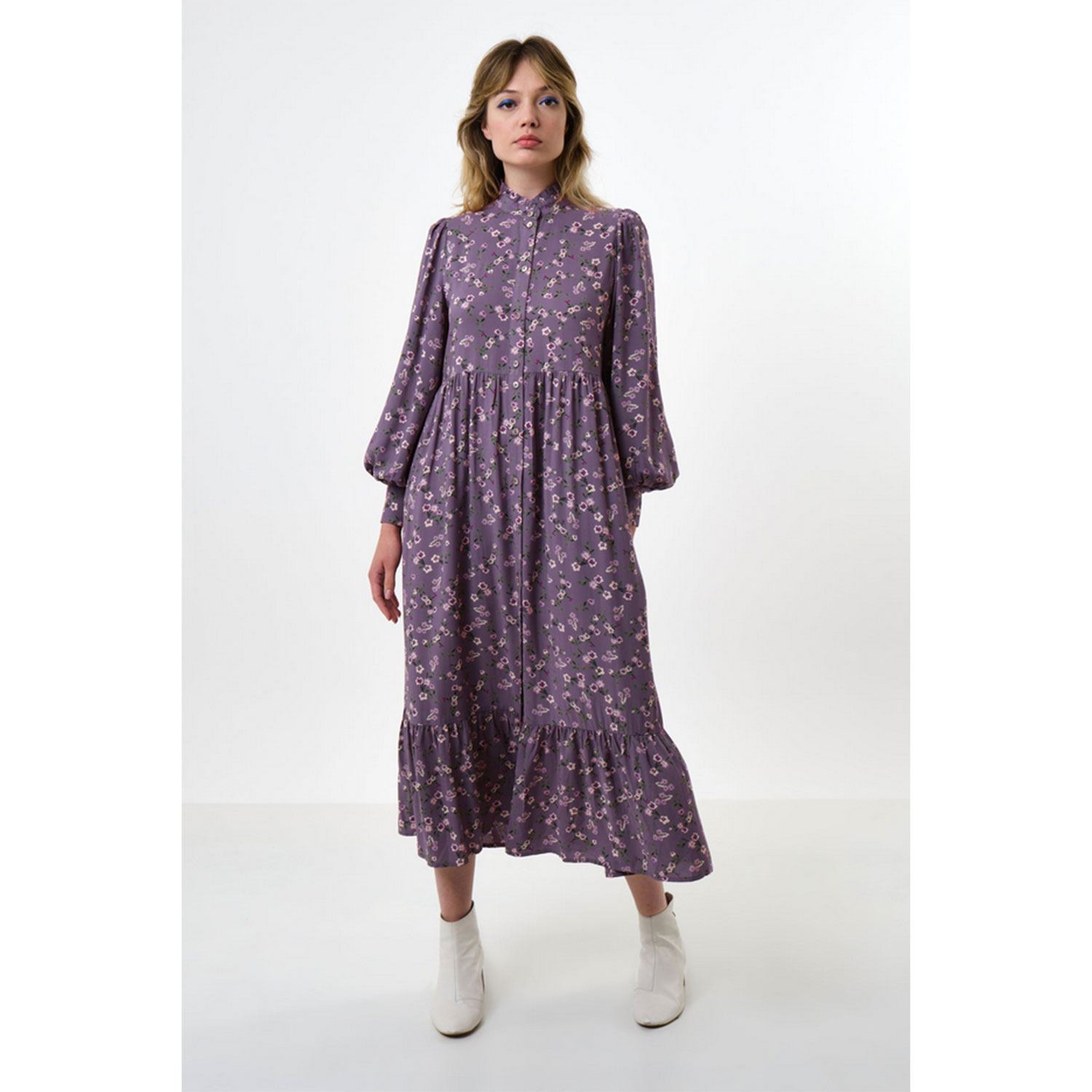 Louche Bricia Naive Posy Midikleid in Violet mit Blumeprint und Knopfleiste vorne von Louche Model vorne