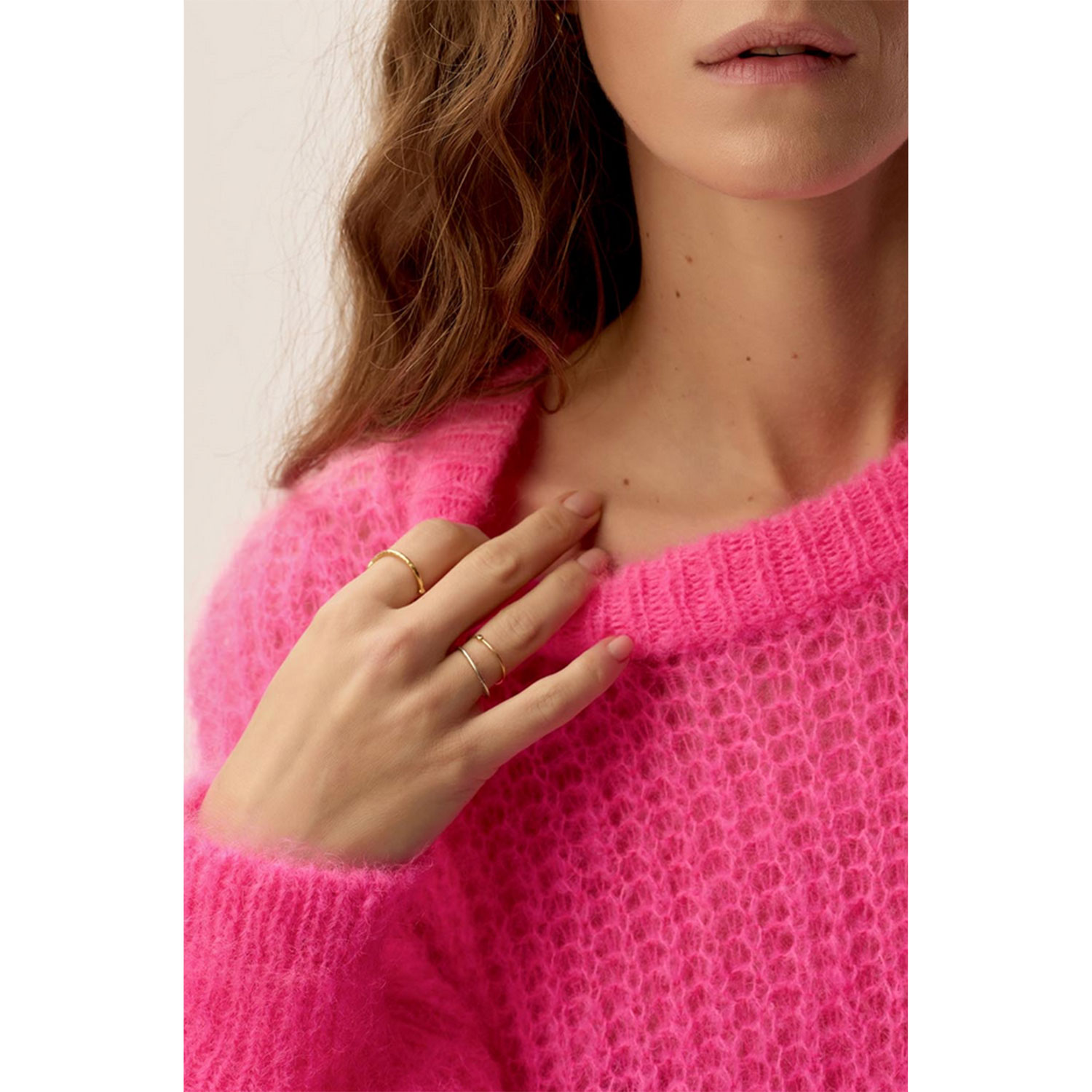Des Petits Hauts Burma Oversized Strickpullover mit Rundhals-Ausschnitt in Neonpink von Des Petits Haut Model Detail