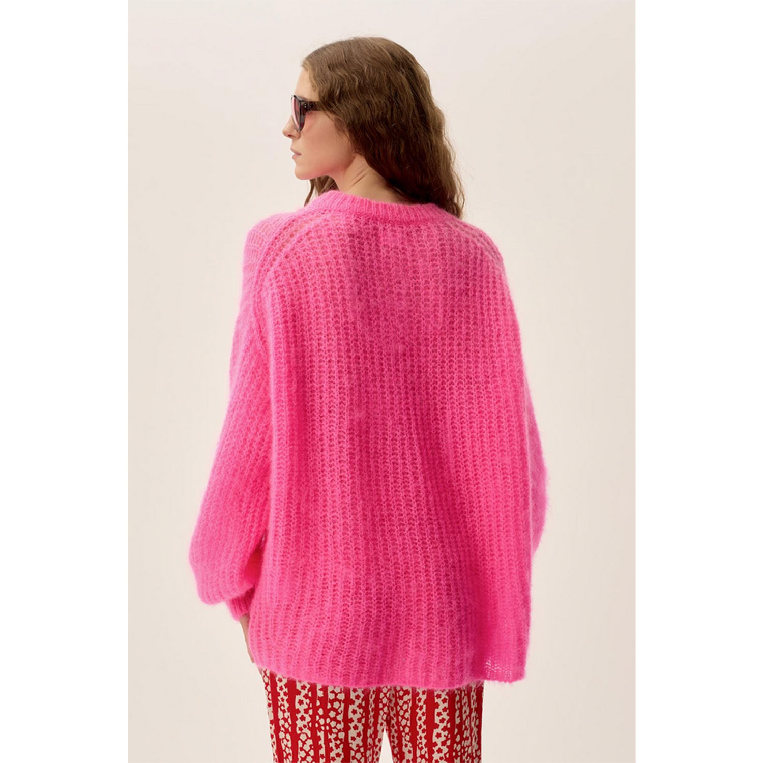 Des Petits Hauts Burma Oversized Strickpullover mit Rundhals-Ausschnitt in Neonpink von Des Petits Haut Model hinten