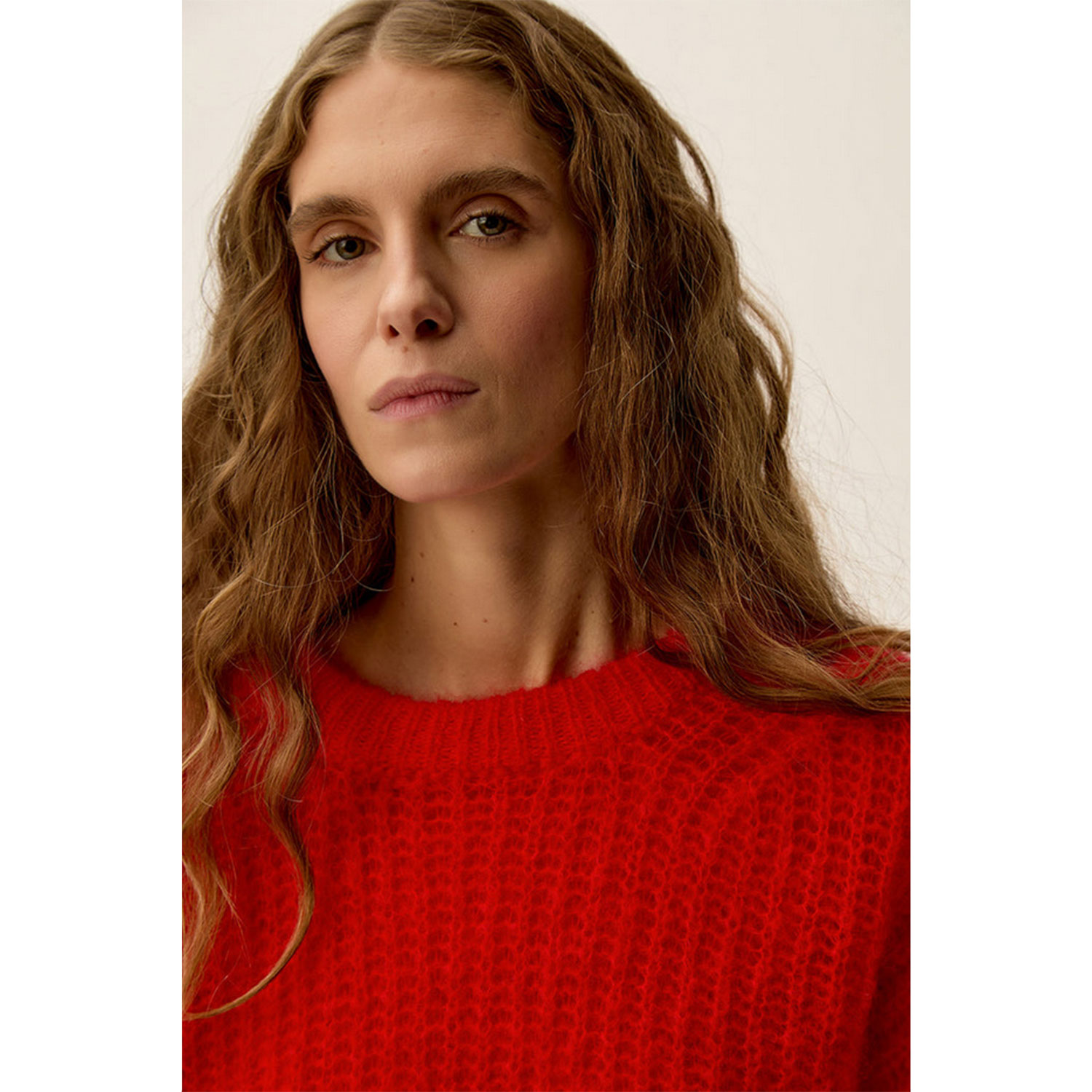 Des Petits Hauts Burma Strickpullover mit Rundhals-Ausschnitt in Rot von Des Petits Hauts Model Detail