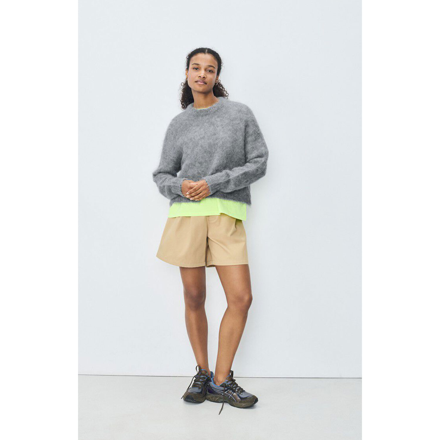 American Vintage Bymi Strickpullover mit Rundhals-Ausschnitt in Grau von American Vintage. Model vorne