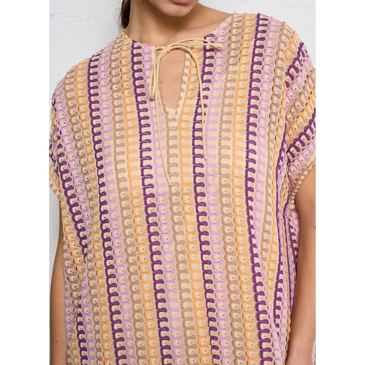 Suncoo Calvin Häkelkleid ohne Ärmel mit V-Ausschnitt mit Bindebändel in Beige und bunten Pastellfarben von Suncoo. Detail