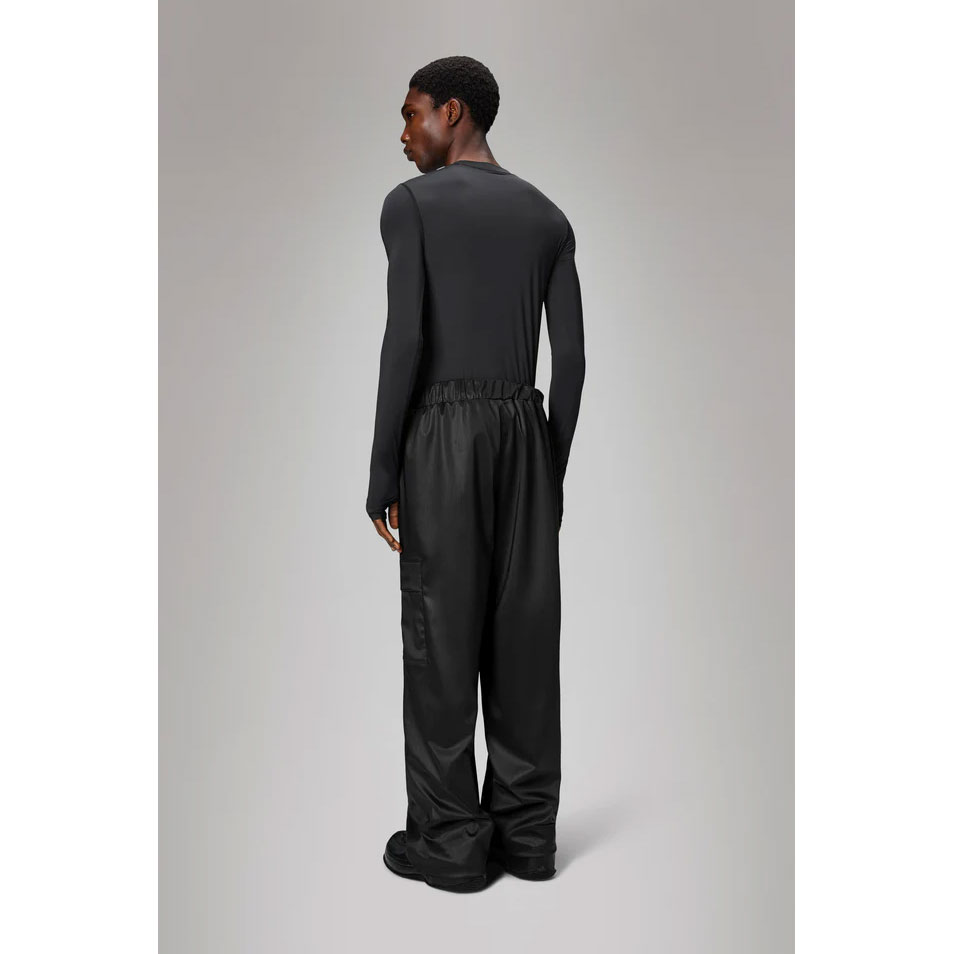 Rains Cargo Wide Rains Regenhose Schwarz Model hinten