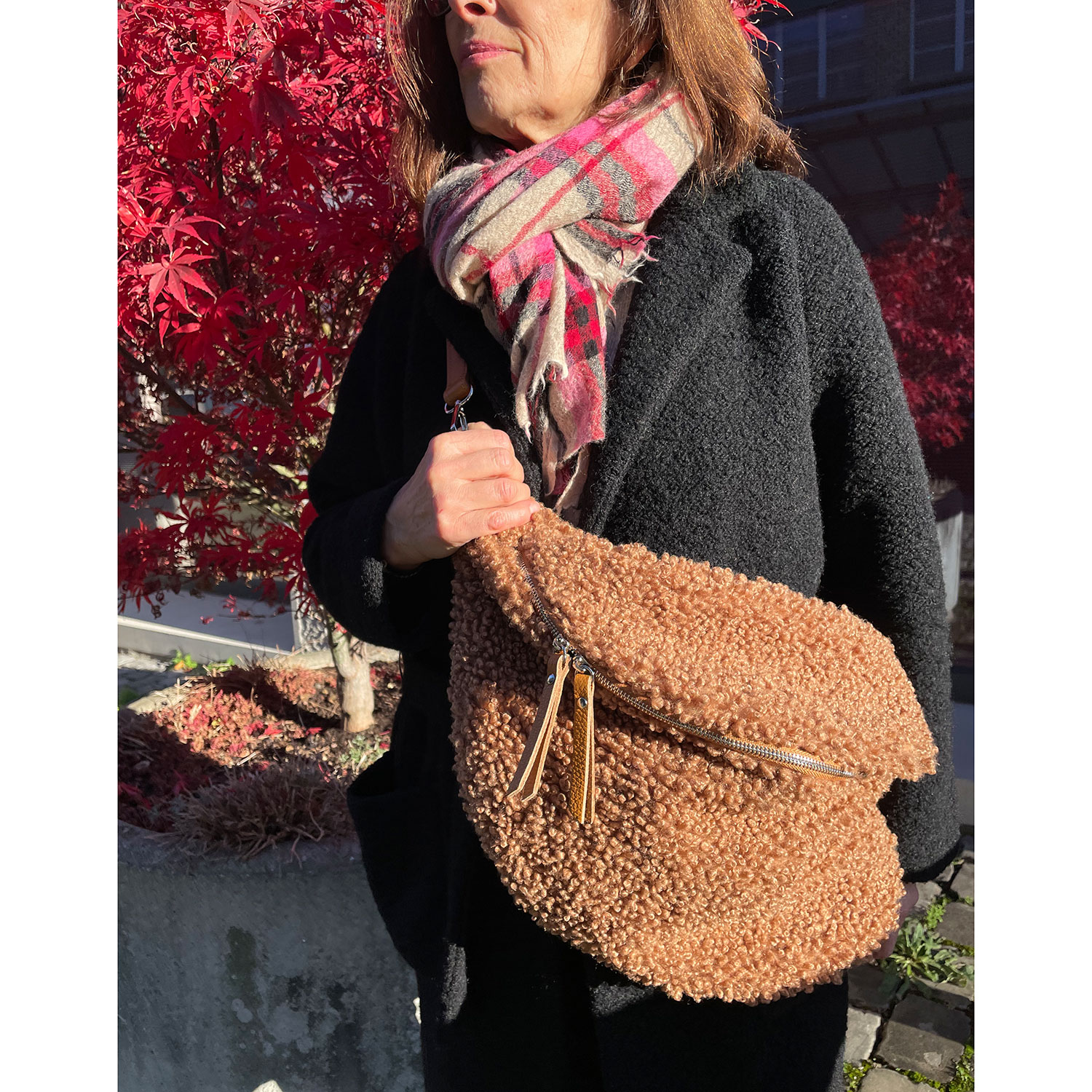 La Garçonne Accessoires Carole La Garçonne Accessoires Teddy Tasche Braun Model vorne