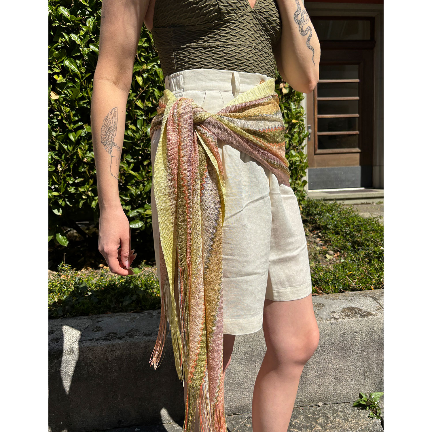 La Garçonne Accessoires Casey Strandtuch in buntem Muster mit Metallic-Fäden in Gold und mit Fransen von La Garçonne. Model Detail