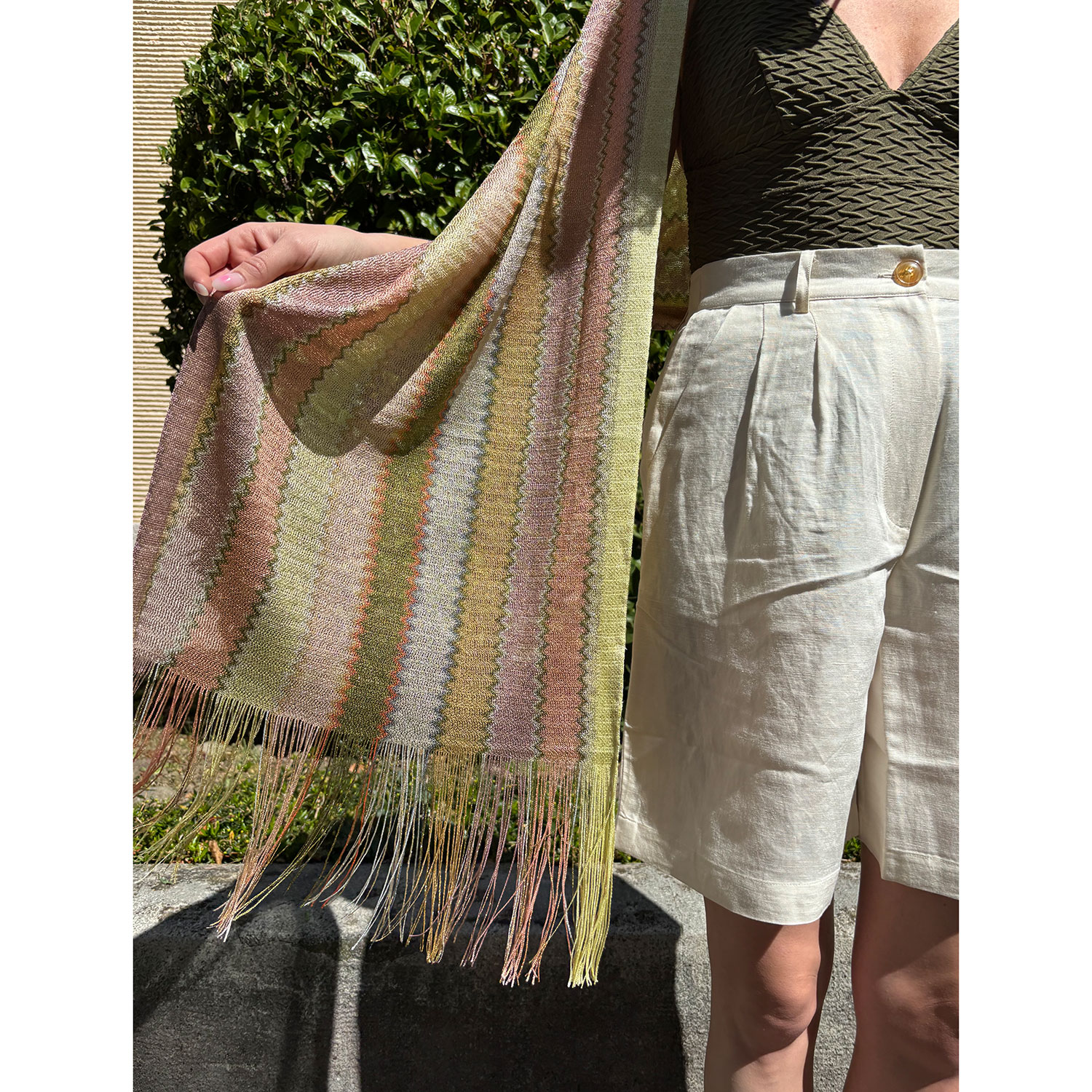 La Garçonne Accessoires Casey Strandtuch in buntem Muster mit Metallic-Fäden in Gold und mit Fransen von La Garçonne. Model Detail