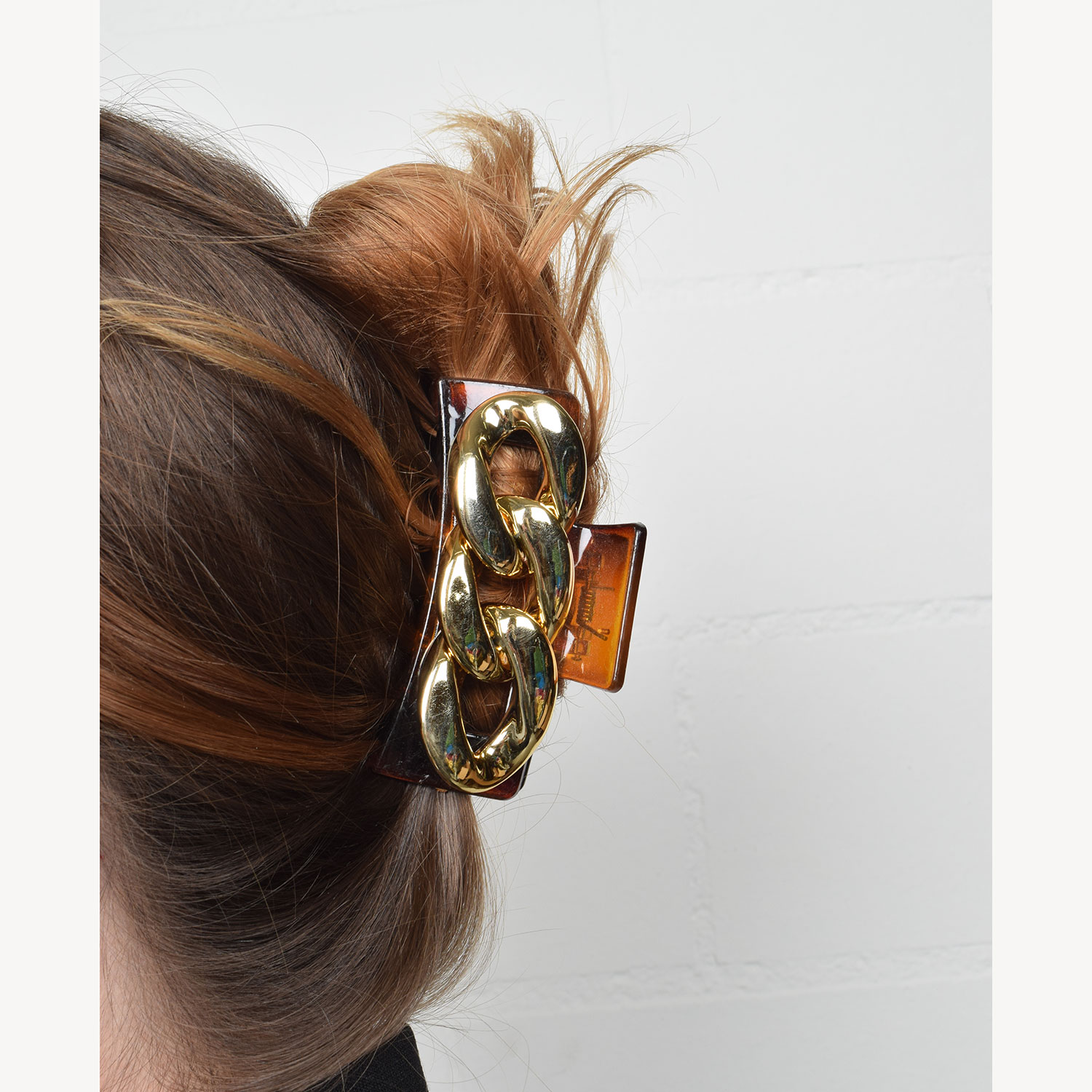 J'adore Chain Haarklammer in Braun Transparent mit goldenem Goldketten-Detail Model Seite