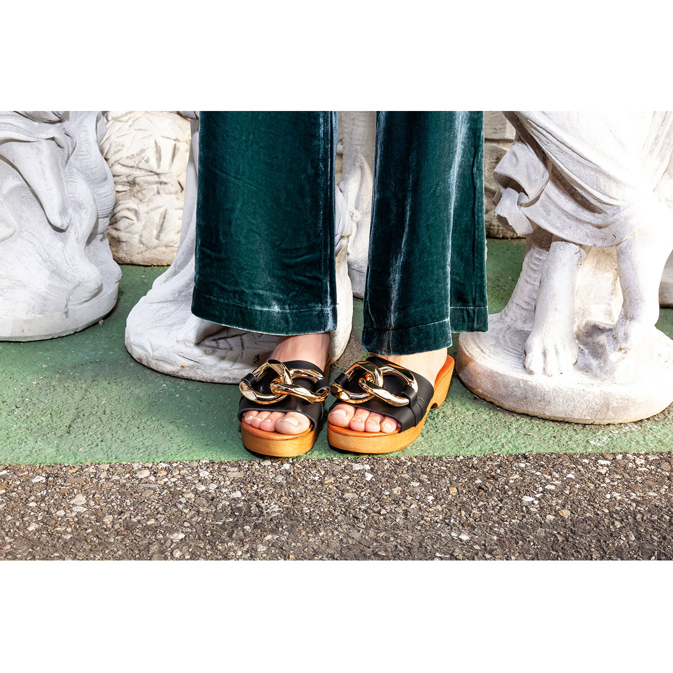 La Garçonne Chanelle La Garçonne Schuhe schwarz Model vorne