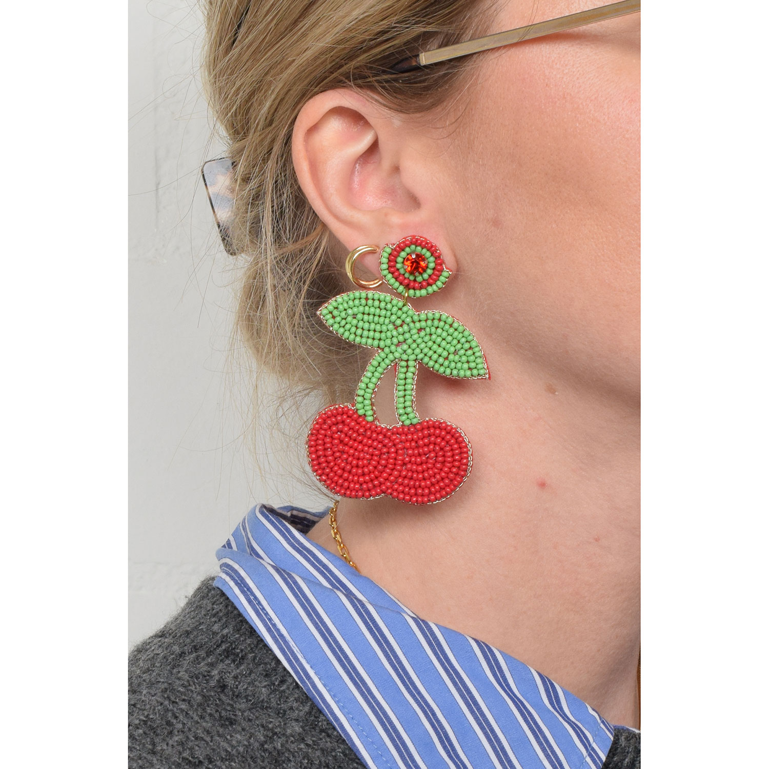 La Garçonne Bijoux Cherry Ohrstecker aus mehrfarbigen Perlen von La Garçonne Bijoux Model vorne