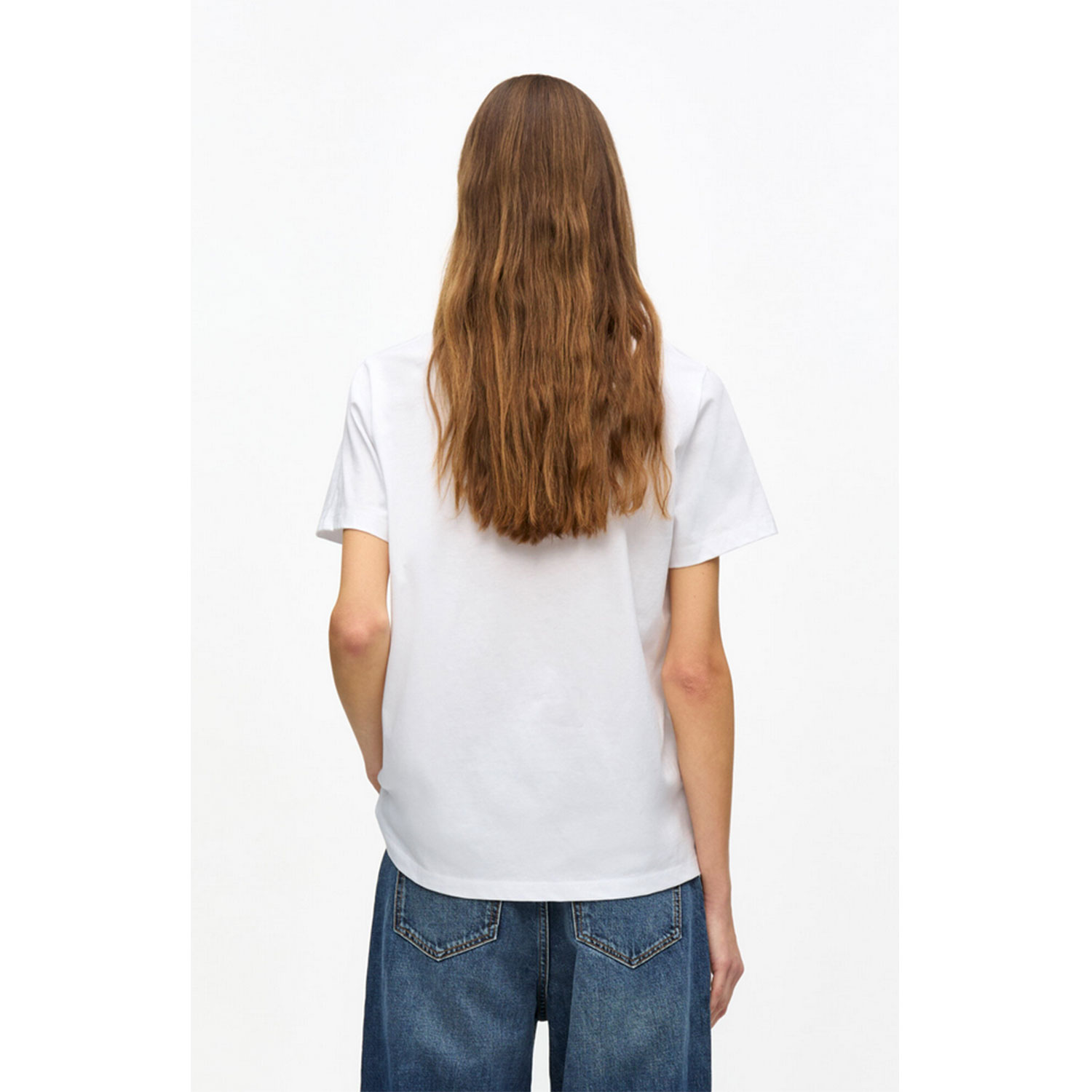 Ganni Cherry Relaxed T-Shirt in Weiss von Ganni Model hinten
