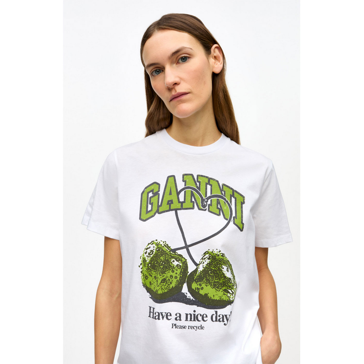 Ganni Cherry Relaxed T-Shirt in Weiss von Ganni Model Detail vorne