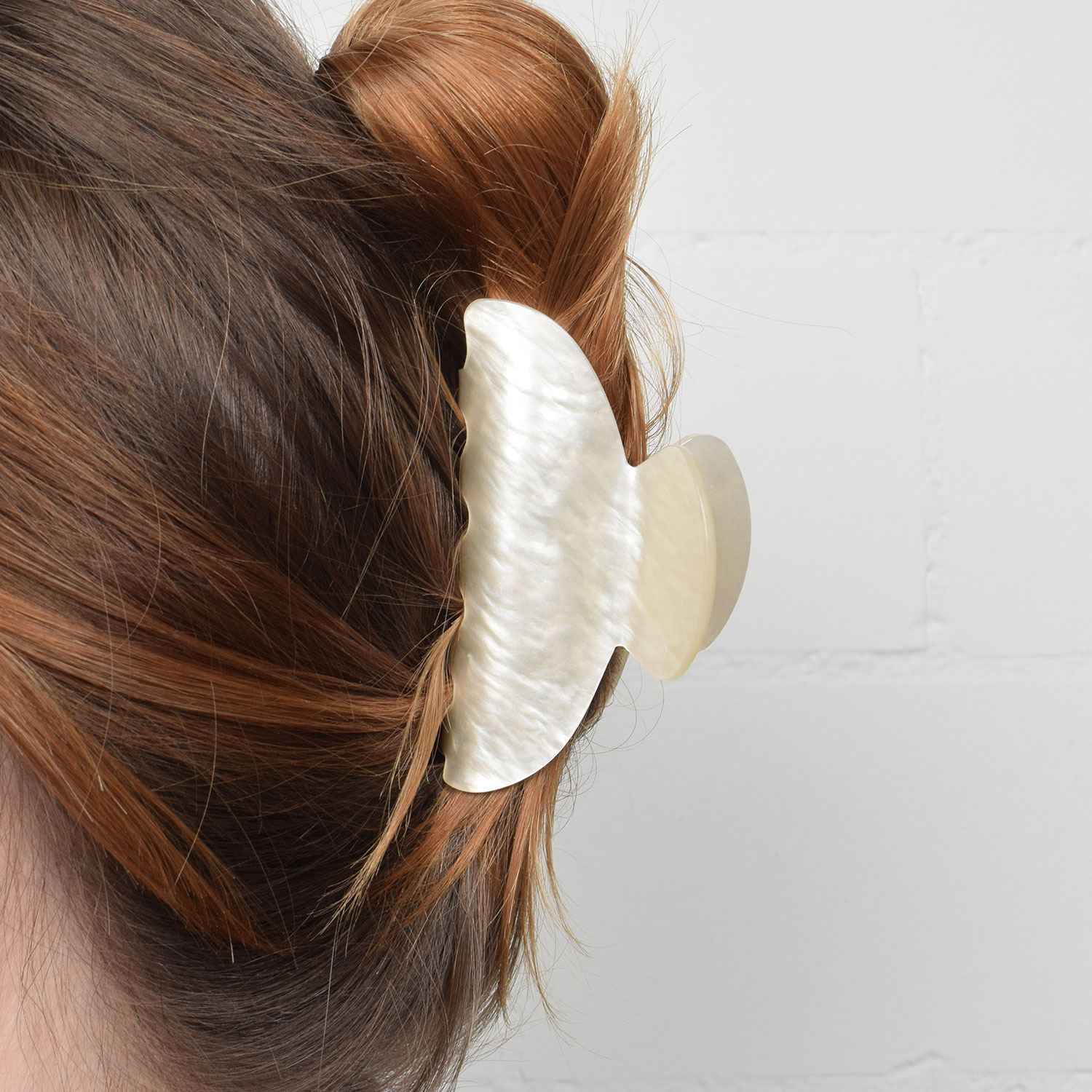 J'adore Classic Haarklammer im Marmor-Look in Ecru von J'adore Model Seite