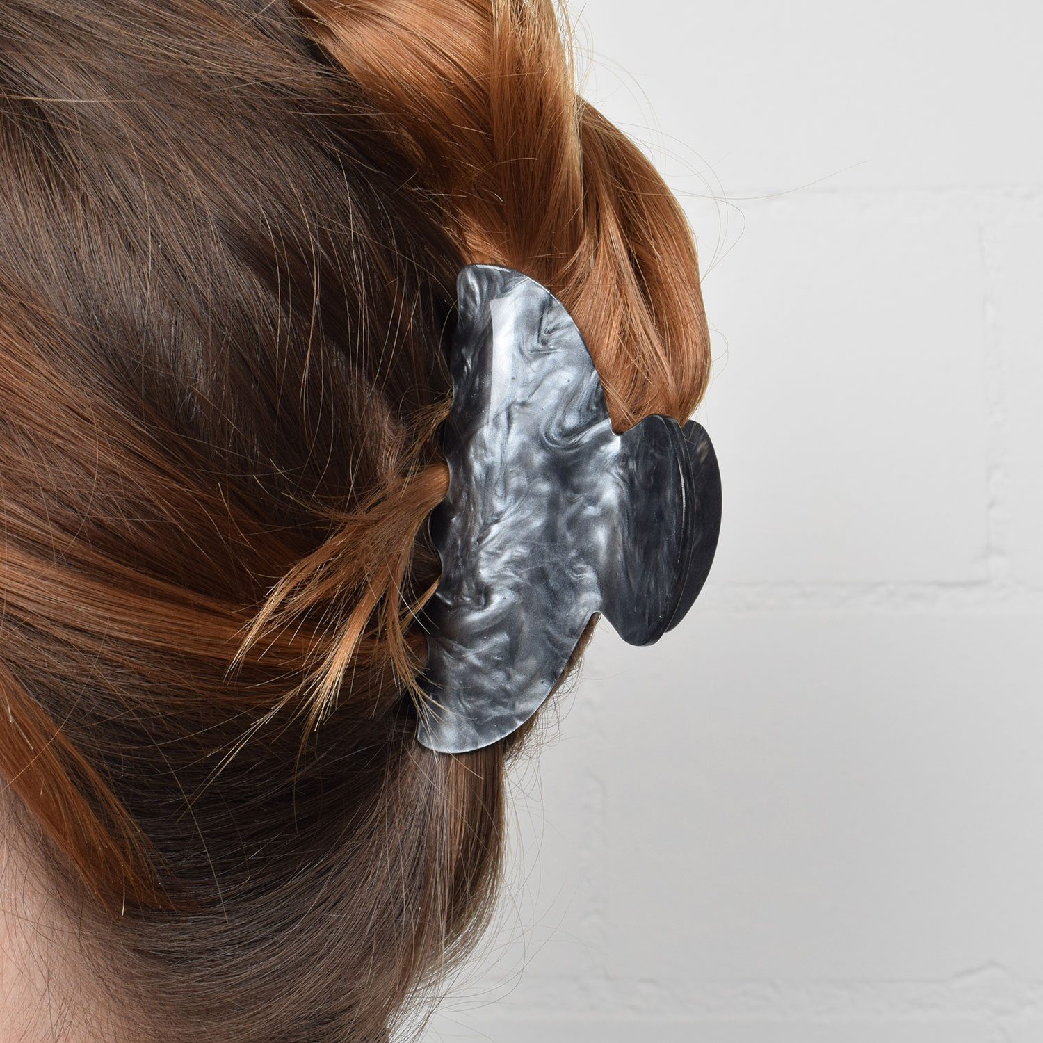 J'adore Classic Haarklammer im Marmor-Look in Dunkelgrau von J'adore Model seite