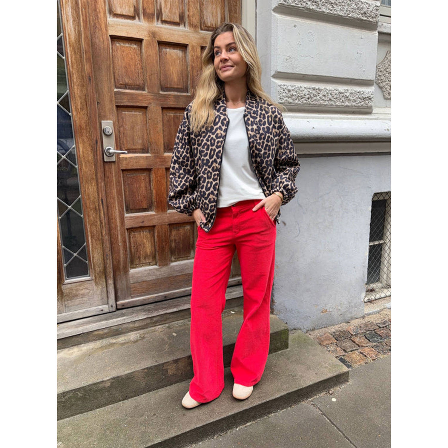 Black Colour Cora Kordhose mit elastischem Bund in Rot von Black Colour. Model vorne