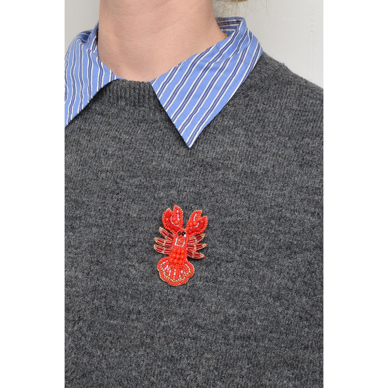 La Garçonne Bijoux Crab Brosche in Rot von La Garçonne Bijoux Model vorne Detail