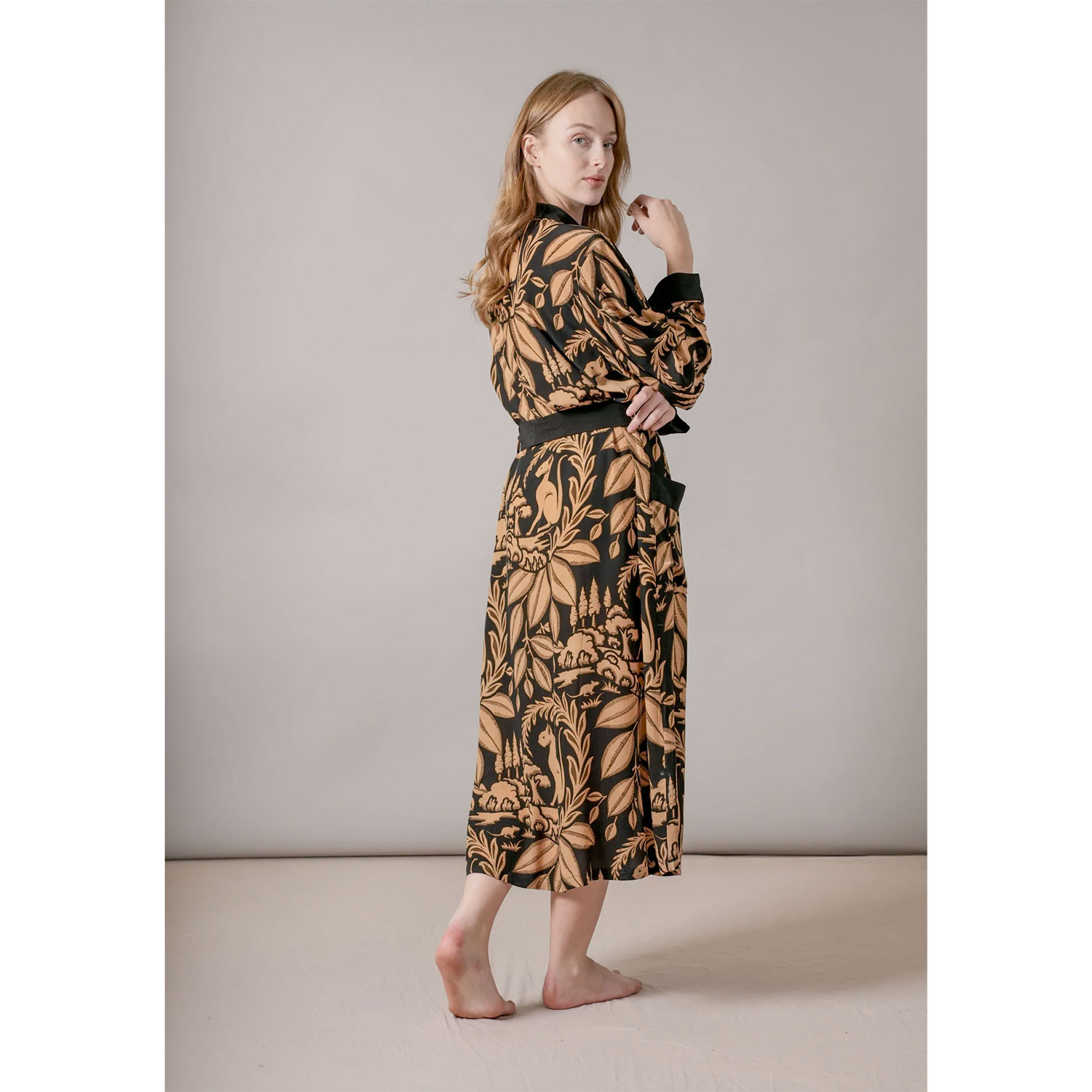 One Hundred Stars Sphinx langes Wickelkleid mit V-Ausschnitt in Schwarz mit schönem Print von One Hundred Stars Model hinten