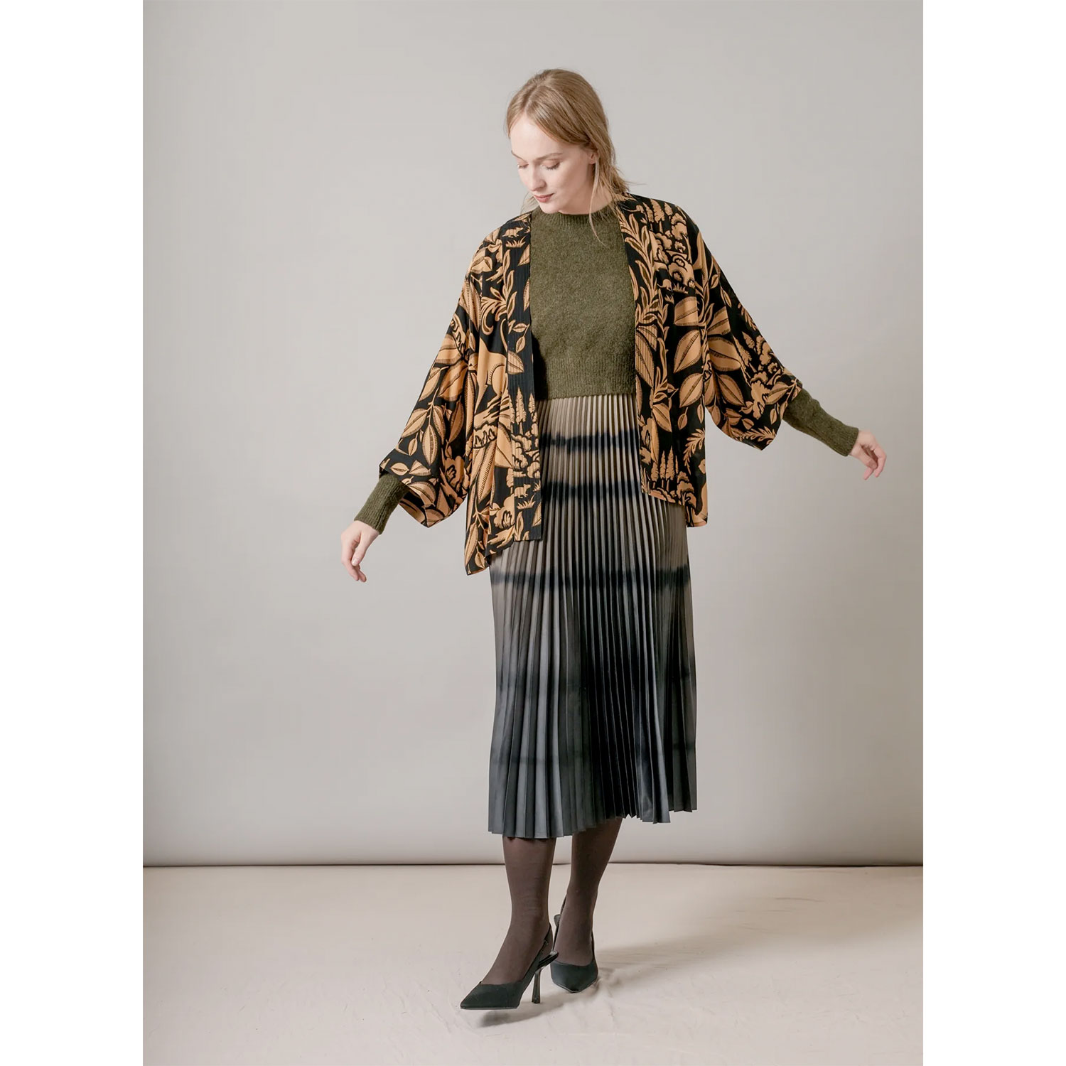 One Hundred Stars Sphinx Kimono Black