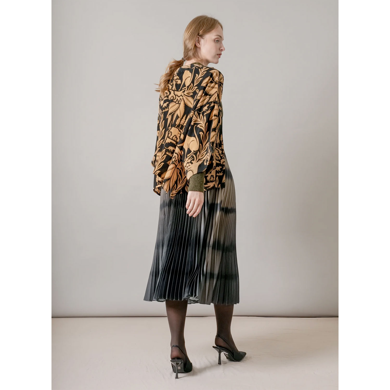 One Hundred Stars Sphinx Kimono in Schwarz mit schönem Print von One Hundred Stars Model hinten