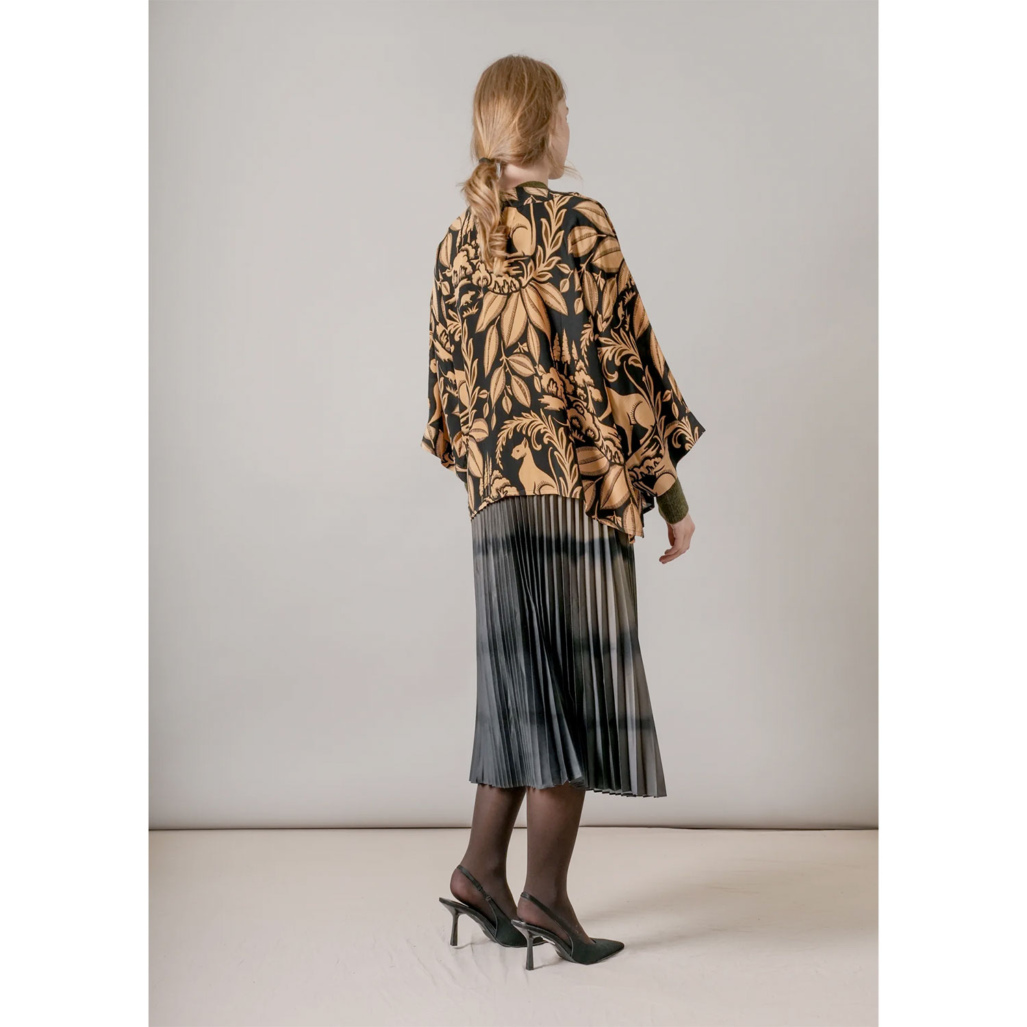 One Hundred Stars Sphinx Kimono Black