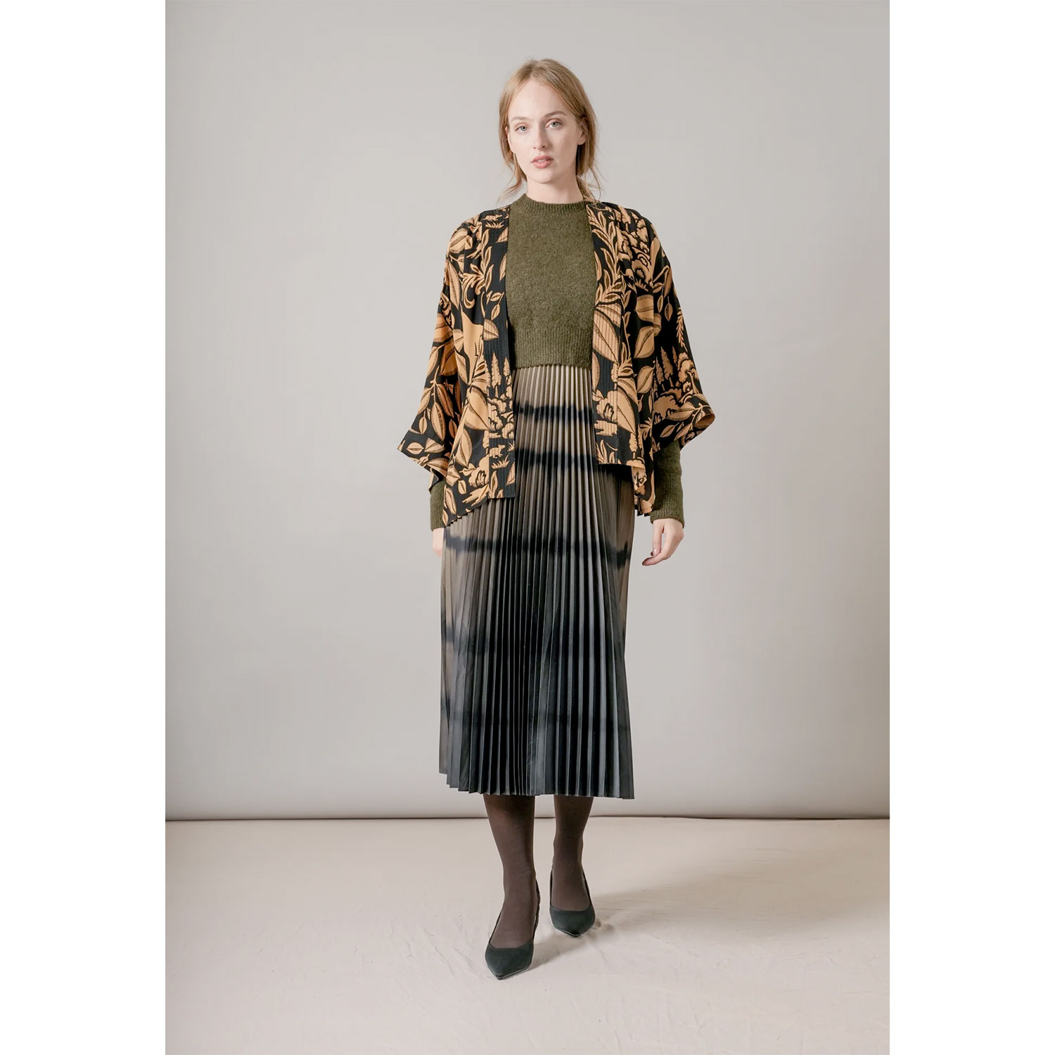 One Hundred Stars Sphinx Kimono Black