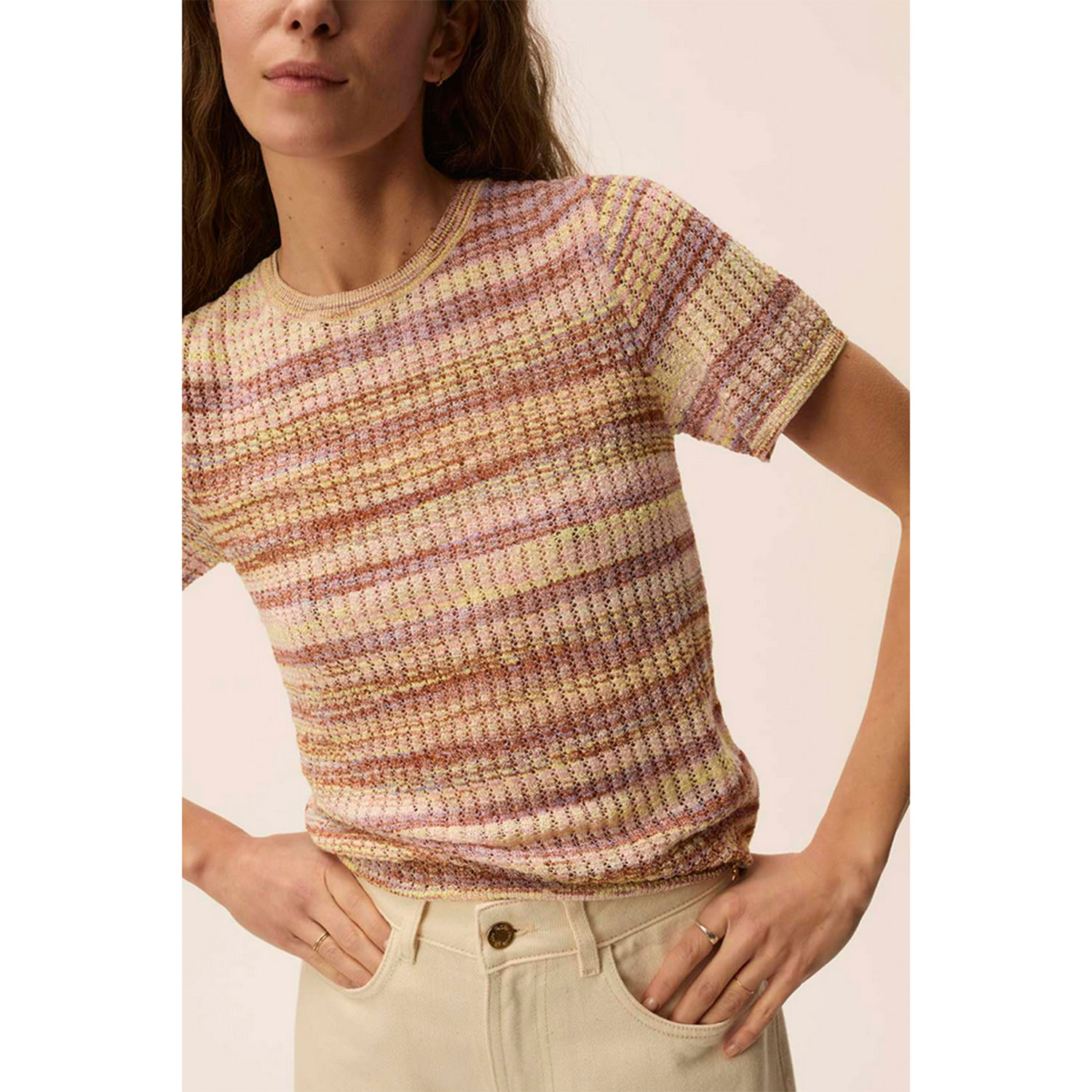 Des Petits Hauts Cuba gestricktes T-Shirt mit Rundhals-Ausschnitt mit buntem Muster von Des Petits Hauts. Model Detail