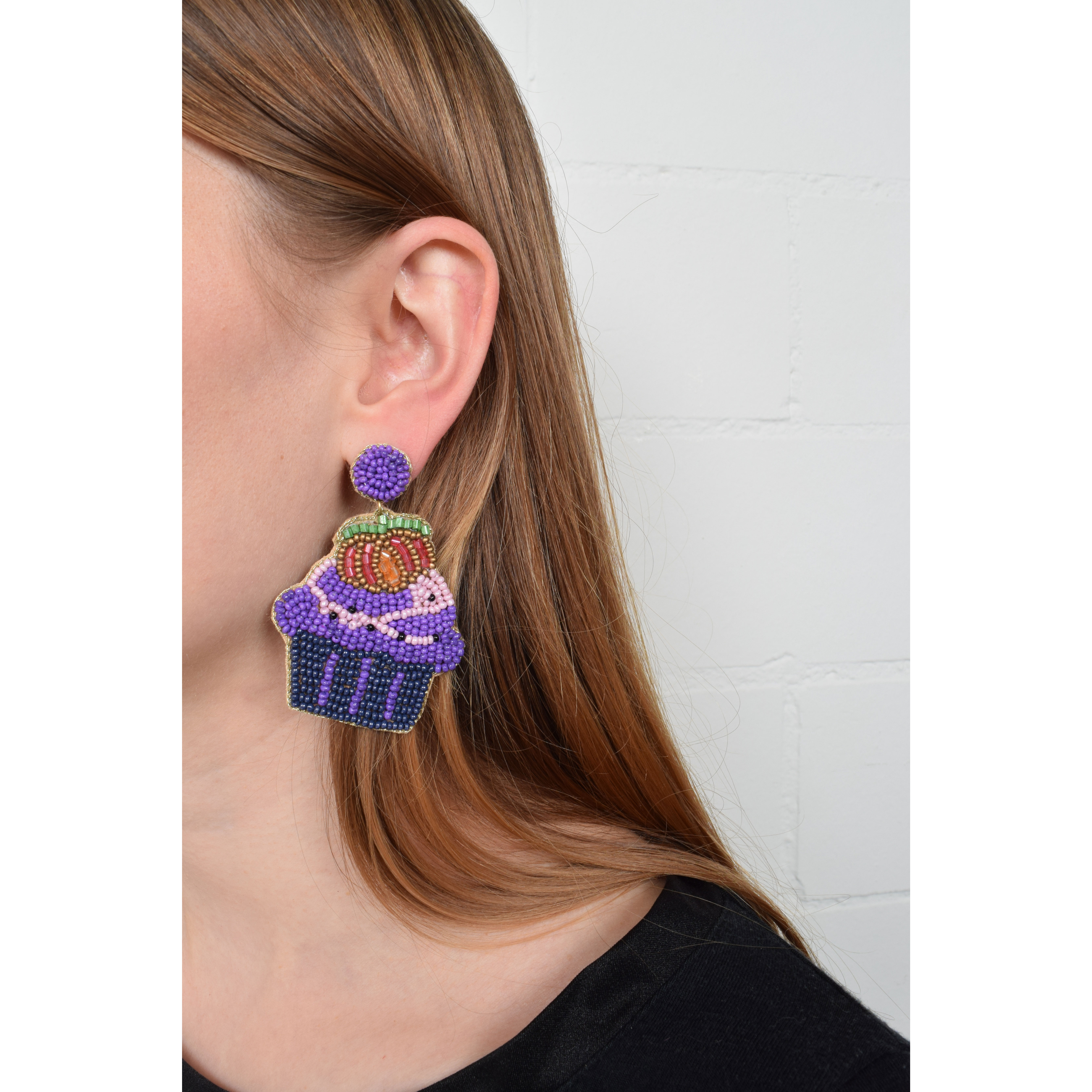 La Garçonne Bijoux Cupcake Ohrstecker in Violett von La Garconne Bijoux Model vorne